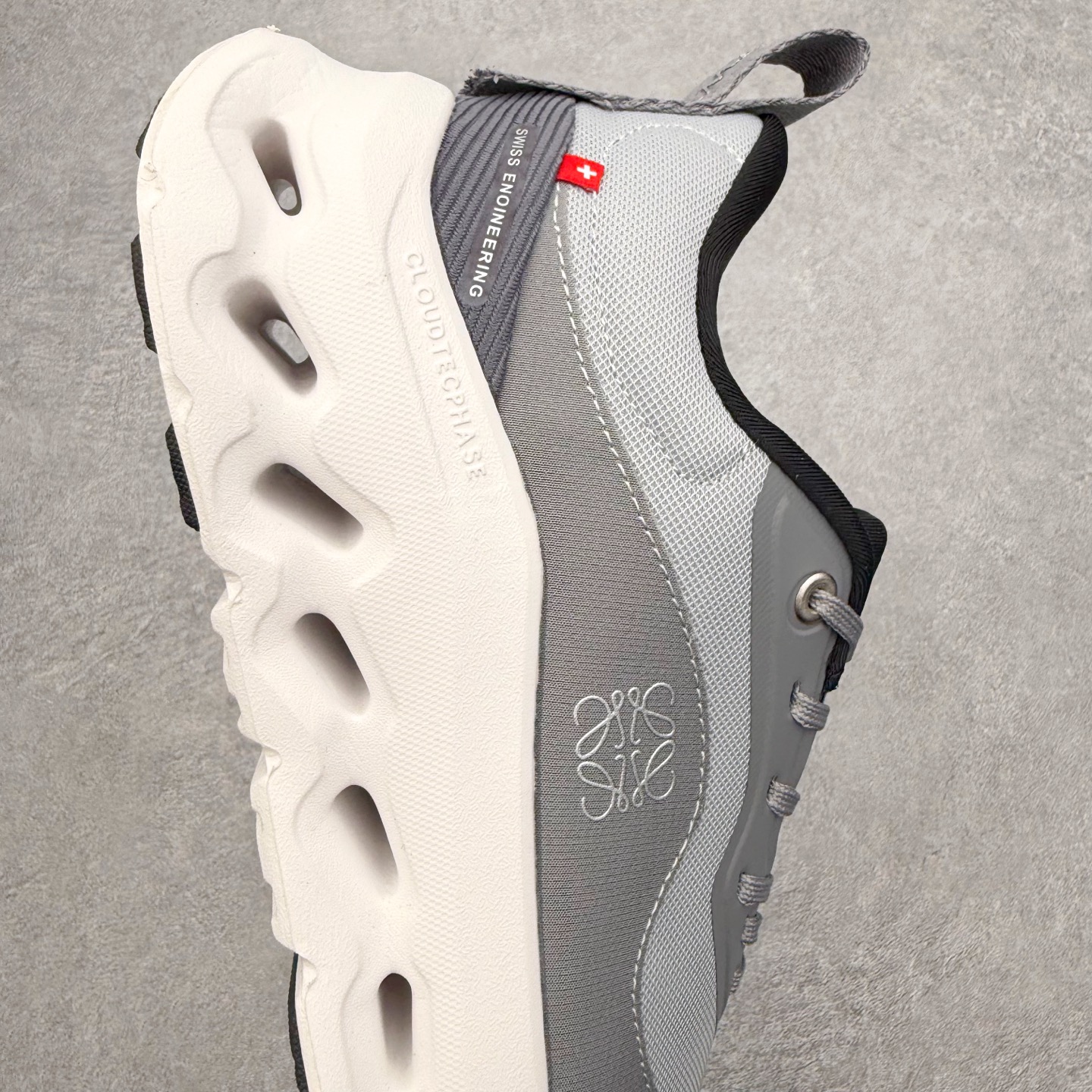 图片[6]-＃福利特价 LOEWE x On Cloudtilt 2.0 昂跑罗意威联名 圆头系带生活休闲鞋 此运动品牌 开创于2010年 缓震着陆、强效回弹、轻柔质感的设计构思始终是ON研制关键 与此同时基于“为全球提供革新性的跑步感受”信念 陆续推出了多款跑鞋及其以专业运动人体跑步工程学为设计关键的功能性跑步服饰设备 让跑者不费力气地畅快畅跑 尺码：36 36.5 37.5 38 38.5 39 40 40.5 41 42 42.5 43 44 44.5 45-选品中心