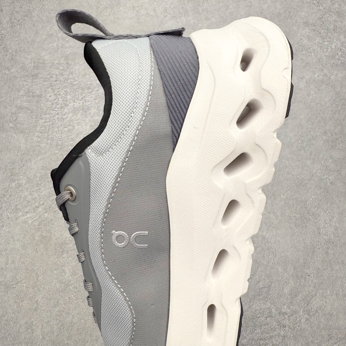 图片[7]-＃福利特价 LOEWE x On Cloudtilt 2.0 昂跑罗意威联名 圆头系带生活休闲鞋 此运动品牌 开创于2010年 缓震着陆、强效回弹、轻柔质感的设计构思始终是ON研制关键 与此同时基于“为全球提供革新性的跑步感受”信念 陆续推出了多款跑鞋及其以专业运动人体跑步工程学为设计关键的功能性跑步服饰设备 让跑者不费力气地畅快畅跑 尺码：36 36.5 37.5 38 38.5 39 40 40.5 41 42 42.5 43 44 44.5 45-选品中心