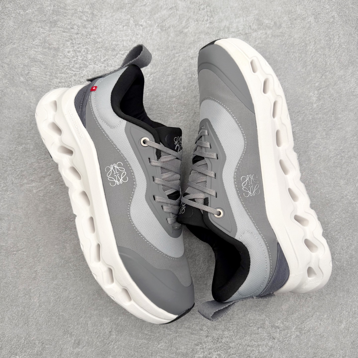 图片[3]-＃福利特价 LOEWE x On Cloudtilt 2.0 昂跑罗意威联名 圆头系带生活休闲鞋 此运动品牌 开创于2010年 缓震着陆、强效回弹、轻柔质感的设计构思始终是ON研制关键 与此同时基于“为全球提供革新性的跑步感受”信念 陆续推出了多款跑鞋及其以专业运动人体跑步工程学为设计关键的功能性跑步服饰设备 让跑者不费力气地畅快畅跑 尺码：36 36.5 37.5 38 38.5 39 40 40.5 41 42 42.5 43 44 44.5 45-选品中心