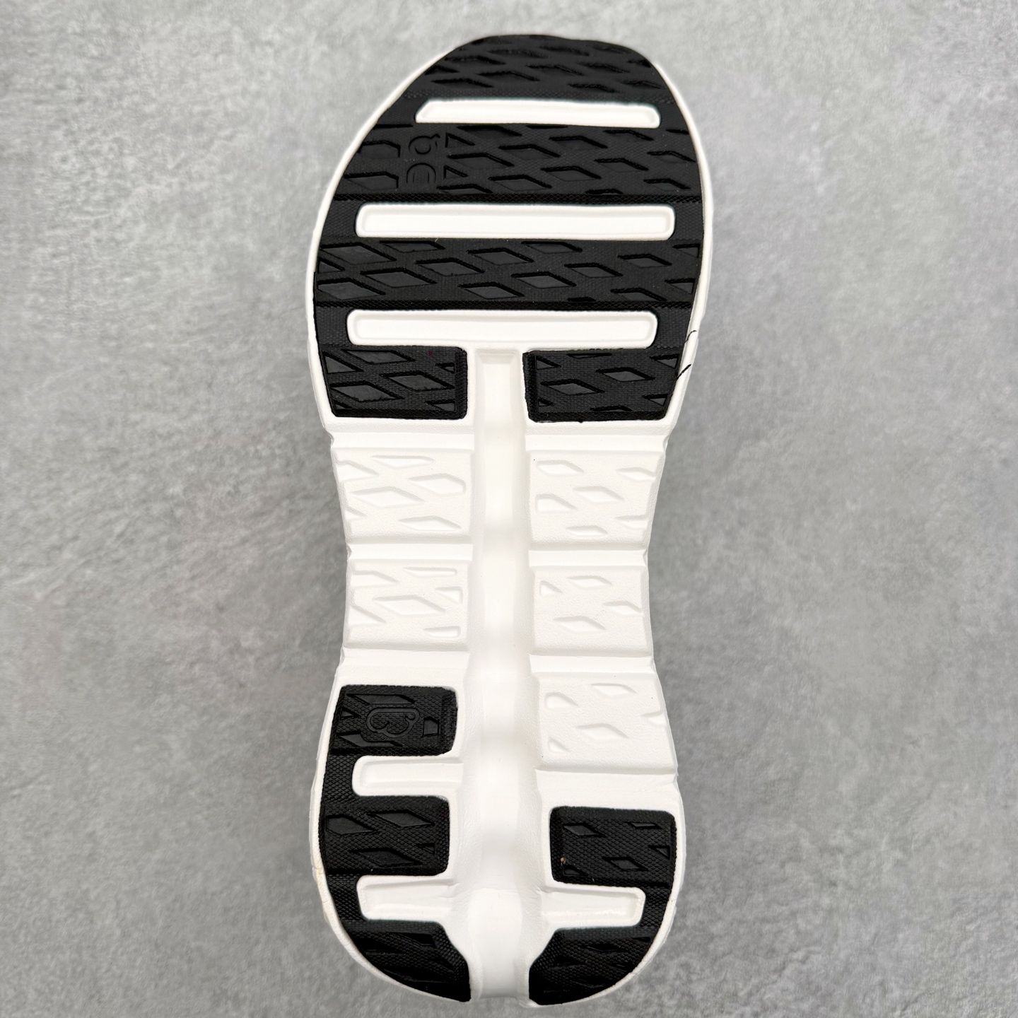 图片[9]-＃福利特价 LOEWE x On Cloudtilt 2.0 昂跑罗意威联名 圆头系带生活休闲鞋 此运动品牌 开创于2010年 缓震着陆、强效回弹、轻柔质感的设计构思始终是ON研制关键 与此同时基于“为全球提供革新性的跑步感受”信念 陆续推出了多款跑鞋及其以专业运动人体跑步工程学为设计关键的功能性跑步服饰设备 让跑者不费力气地畅快畅跑 尺码：36 36.5 37.5 38 38.5 39 40 40.5 41 42 42.5 43 44 44.5 45-选品中心