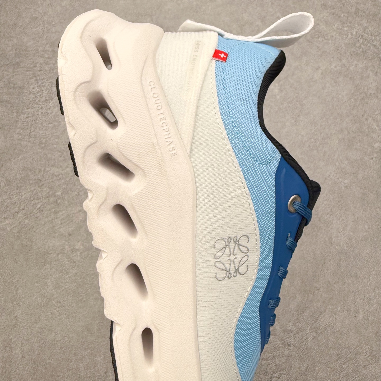 图片[6]-＃福利特价 LOEWE x On Cloudtilt 2.0 昂跑罗意威联名 圆头系带生活休闲鞋 此运动品牌 开创于2010年 缓震着陆、强效回弹、轻柔质感的设计构思始终是ON研制关键 与此同时基于“为全球提供革新性的跑步感受”信念 陆续推出了多款跑鞋及其以专业运动人体跑步工程学为设计关键的功能性跑步服饰设备 让跑者不费力气地畅快畅跑 尺码：36 36.5 37.5 38 38.5 39 40 40.5 41 42 42.5 43 44 44.5 45-选品中心