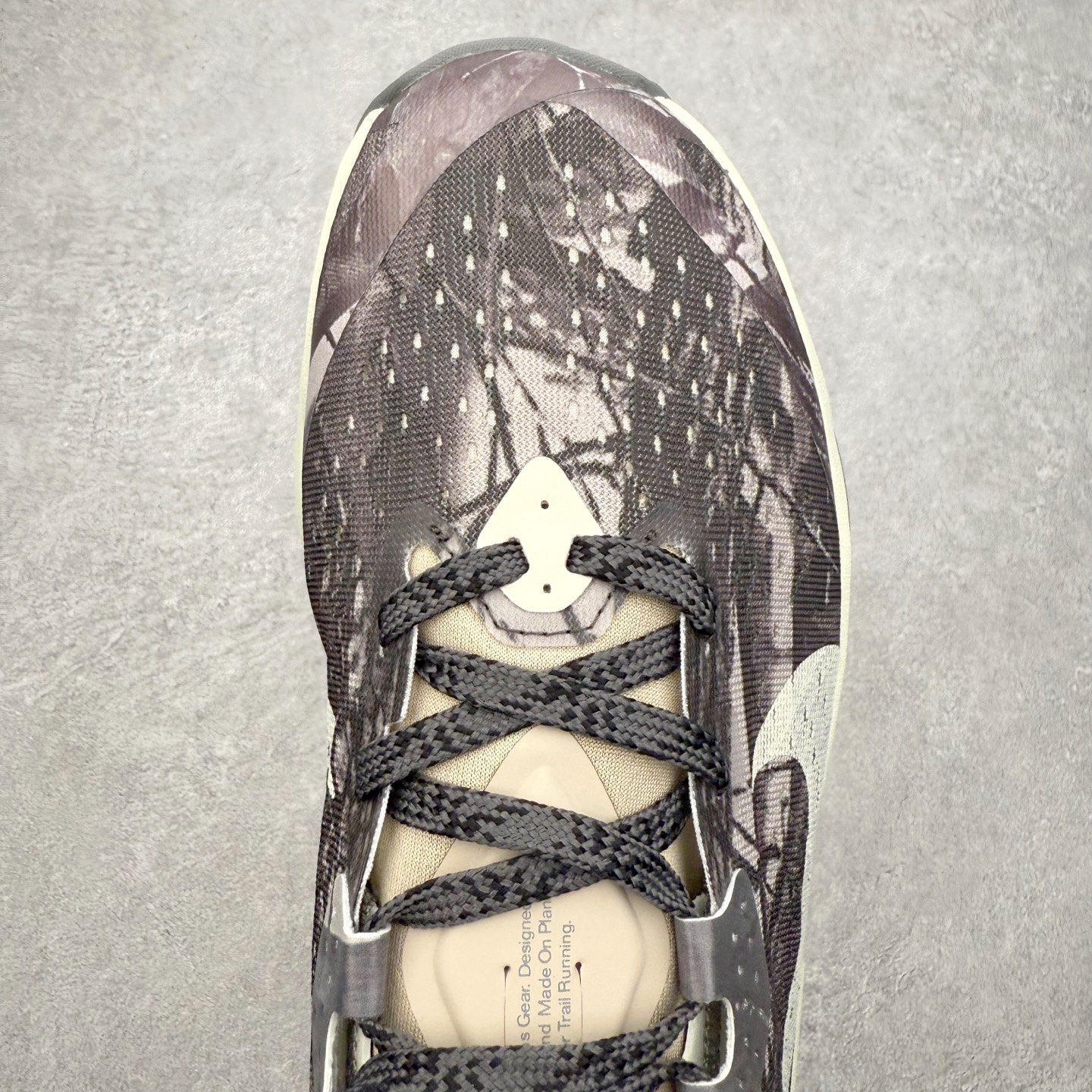 图片[4]-NK ACG ZEGAMA TRAIL 6 网面透气跑步鞋 兼顾迅疾外观和稳固脚感 后跟覆面和中足动态支撑巧妙融合 缔造稳定顺畅的迈步体验 采用密度更高的材料而且去除了前一代中操作的支撑 撑条设计 尺码：39 40 40.5 41 42 42.5 43 44 45-选品中心