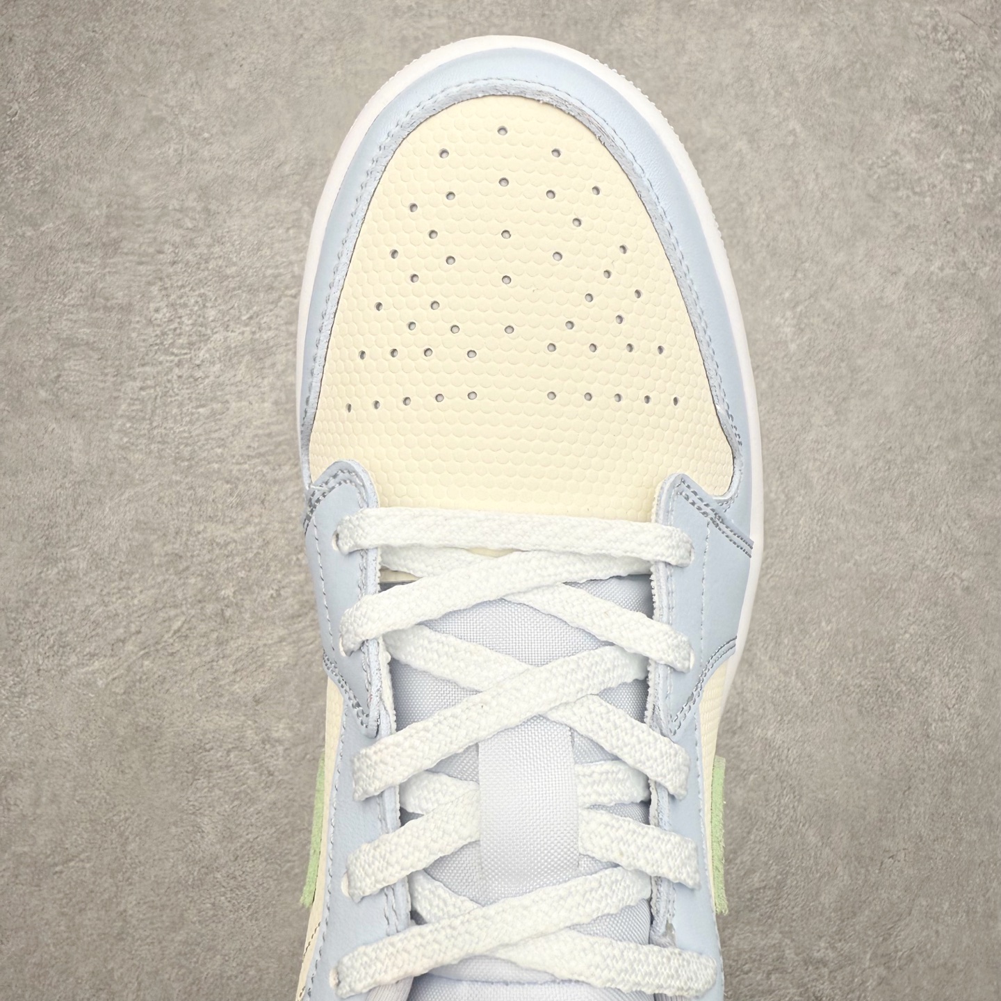 图片[4]-＃K版 Air Jordan AJ1 Low 低帮 IB7113-403 全新流水线出品 DT版本唯一平替选择 市场第二梯队最强版 全部原鞋开发 原楦原纸板开发 全鞋电脑针车 原厂内置全掌气垫 原盒内在原标 唯一Zp原版鞋带绑法 免检产品 全新2022版型 全头层皮料 完美零毛边处理 原厂配置全掌气垫 价格定位良心 几十个配色陆续出货 实拍调校N版已经零色差零失真 百分百还原实物色彩所见即所得 不存在货不对板色差等低级问题 选购参考实物拍摄 不混卖不参货 只用心做好货严格选品 承诺混一赔十 尺码：36 36.5 37.5 38 38.5 39 40 40.5 41 42 42.5 43 44 44.5 45-选品中心