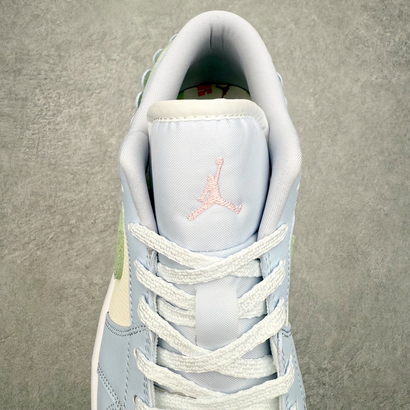 图片[5]-＃K版 Air Jordan AJ1 Low 低帮 IB7113-403 全新流水线出品 DT版本唯一平替选择 市场第二梯队最强版 全部原鞋开发 原楦原纸板开发 全鞋电脑针车 原厂内置全掌气垫 原盒内在原标 唯一Zp原版鞋带绑法 免检产品 全新2022版型 全头层皮料 完美零毛边处理 原厂配置全掌气垫 价格定位良心 几十个配色陆续出货 实拍调校N版已经零色差零失真 百分百还原实物色彩所见即所得 不存在货不对板色差等低级问题 选购参考实物拍摄 不混卖不参货 只用心做好货严格选品 承诺混一赔十 尺码：36 36.5 37.5 38 38.5 39 40 40.5 41 42 42.5 43 44 44.5 45-选品中心