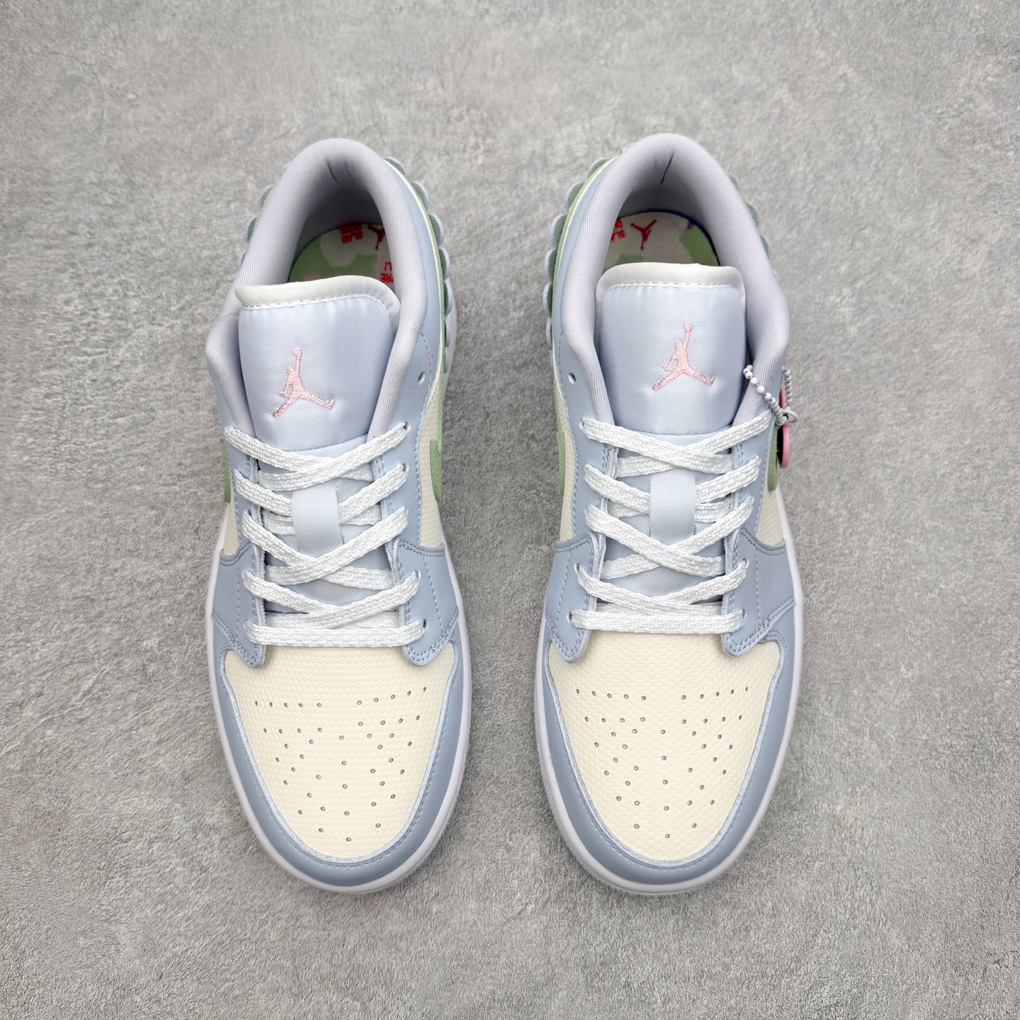 图片[2]-＃K版 Air Jordan AJ1 Low 低帮 IB7113-403 全新流水线出品 DT版本唯一平替选择 市场第二梯队最强版 全部原鞋开发 原楦原纸板开发 全鞋电脑针车 原厂内置全掌气垫 原盒内在原标 唯一Zp原版鞋带绑法 免检产品 全新2022版型 全头层皮料 完美零毛边处理 原厂配置全掌气垫 价格定位良心 几十个配色陆续出货 实拍调校N版已经零色差零失真 百分百还原实物色彩所见即所得 不存在货不对板色差等低级问题 选购参考实物拍摄 不混卖不参货 只用心做好货严格选品 承诺混一赔十 尺码：36 36.5 37.5 38 38.5 39 40 40.5 41 42 42.5 43 44 44.5 45-选品中心