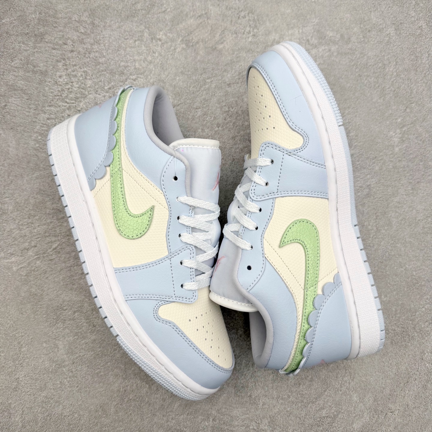 图片[3]-＃K版 Air Jordan AJ1 Low 低帮 IB7113-403 全新流水线出品 DT版本唯一平替选择 市场第二梯队最强版 全部原鞋开发 原楦原纸板开发 全鞋电脑针车 原厂内置全掌气垫 原盒内在原标 唯一Zp原版鞋带绑法 免检产品 全新2022版型 全头层皮料 完美零毛边处理 原厂配置全掌气垫 价格定位良心 几十个配色陆续出货 实拍调校N版已经零色差零失真 百分百还原实物色彩所见即所得 不存在货不对板色差等低级问题 选购参考实物拍摄 不混卖不参货 只用心做好货严格选品 承诺混一赔十 尺码：36 36.5 37.5 38 38.5 39 40 40.5 41 42 42.5 43 44 44.5 45-选品中心