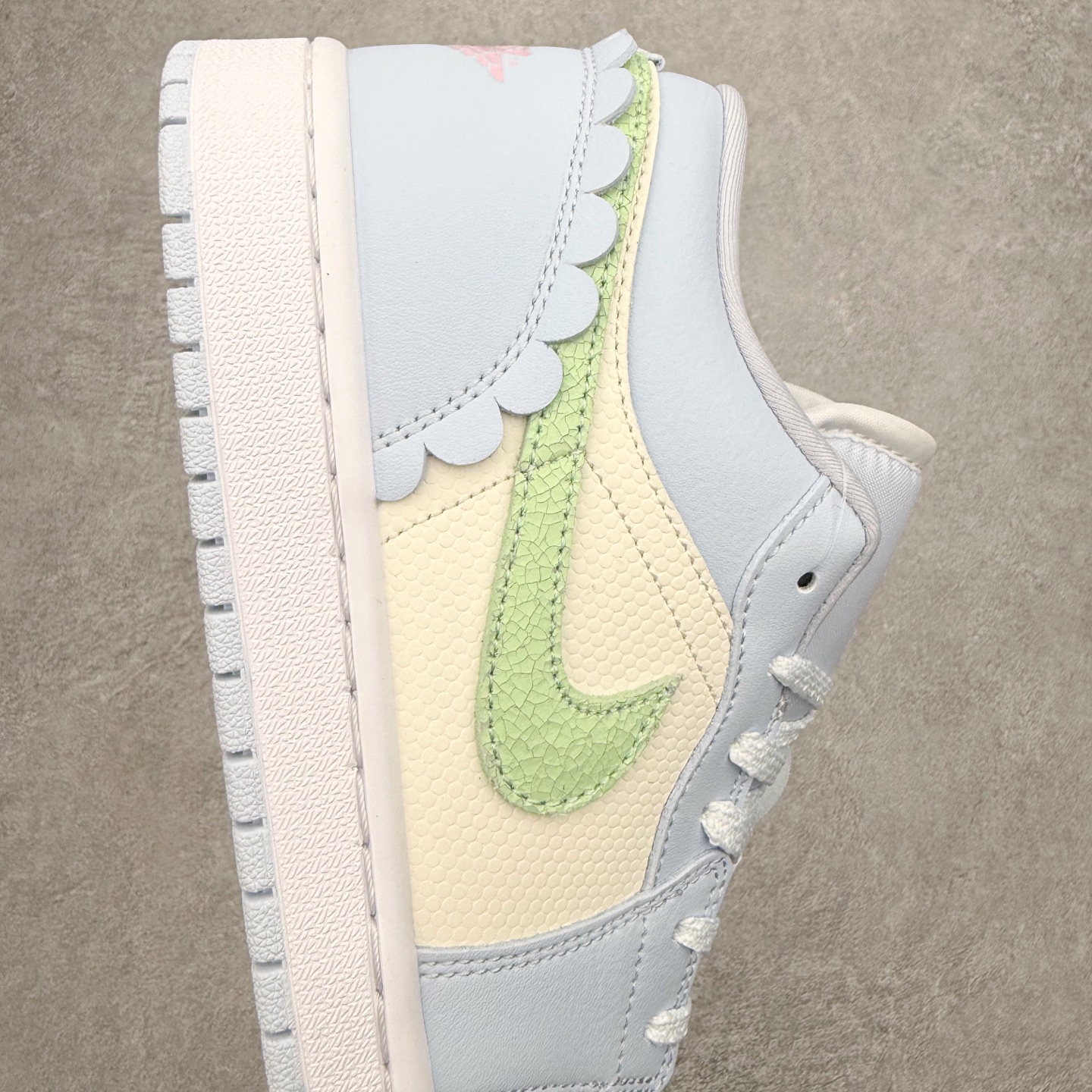 图片[6]-＃K版 Air Jordan AJ1 Low 低帮 IB7113-403 全新流水线出品 DT版本唯一平替选择 市场第二梯队最强版 全部原鞋开发 原楦原纸板开发 全鞋电脑针车 原厂内置全掌气垫 原盒内在原标 唯一Zp原版鞋带绑法 免检产品 全新2022版型 全头层皮料 完美零毛边处理 原厂配置全掌气垫 价格定位良心 几十个配色陆续出货 实拍调校N版已经零色差零失真 百分百还原实物色彩所见即所得 不存在货不对板色差等低级问题 选购参考实物拍摄 不混卖不参货 只用心做好货严格选品 承诺混一赔十 尺码：36 36.5 37.5 38 38.5 39 40 40.5 41 42 42.5 43 44 44.5 45-选品中心