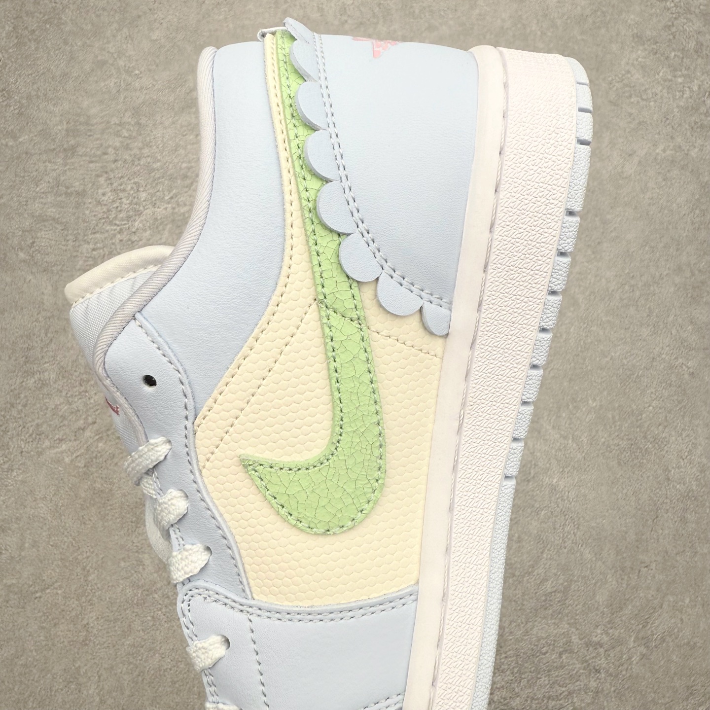 图片[7]-＃K版 Air Jordan AJ1 Low 低帮 IB7113-403 全新流水线出品 DT版本唯一平替选择 市场第二梯队最强版 全部原鞋开发 原楦原纸板开发 全鞋电脑针车 原厂内置全掌气垫 原盒内在原标 唯一Zp原版鞋带绑法 免检产品 全新2022版型 全头层皮料 完美零毛边处理 原厂配置全掌气垫 价格定位良心 几十个配色陆续出货 实拍调校N版已经零色差零失真 百分百还原实物色彩所见即所得 不存在货不对板色差等低级问题 选购参考实物拍摄 不混卖不参货 只用心做好货严格选品 承诺混一赔十 尺码：36 36.5 37.5 38 38.5 39 40 40.5 41 42 42.5 43 44 44.5 45-选品中心