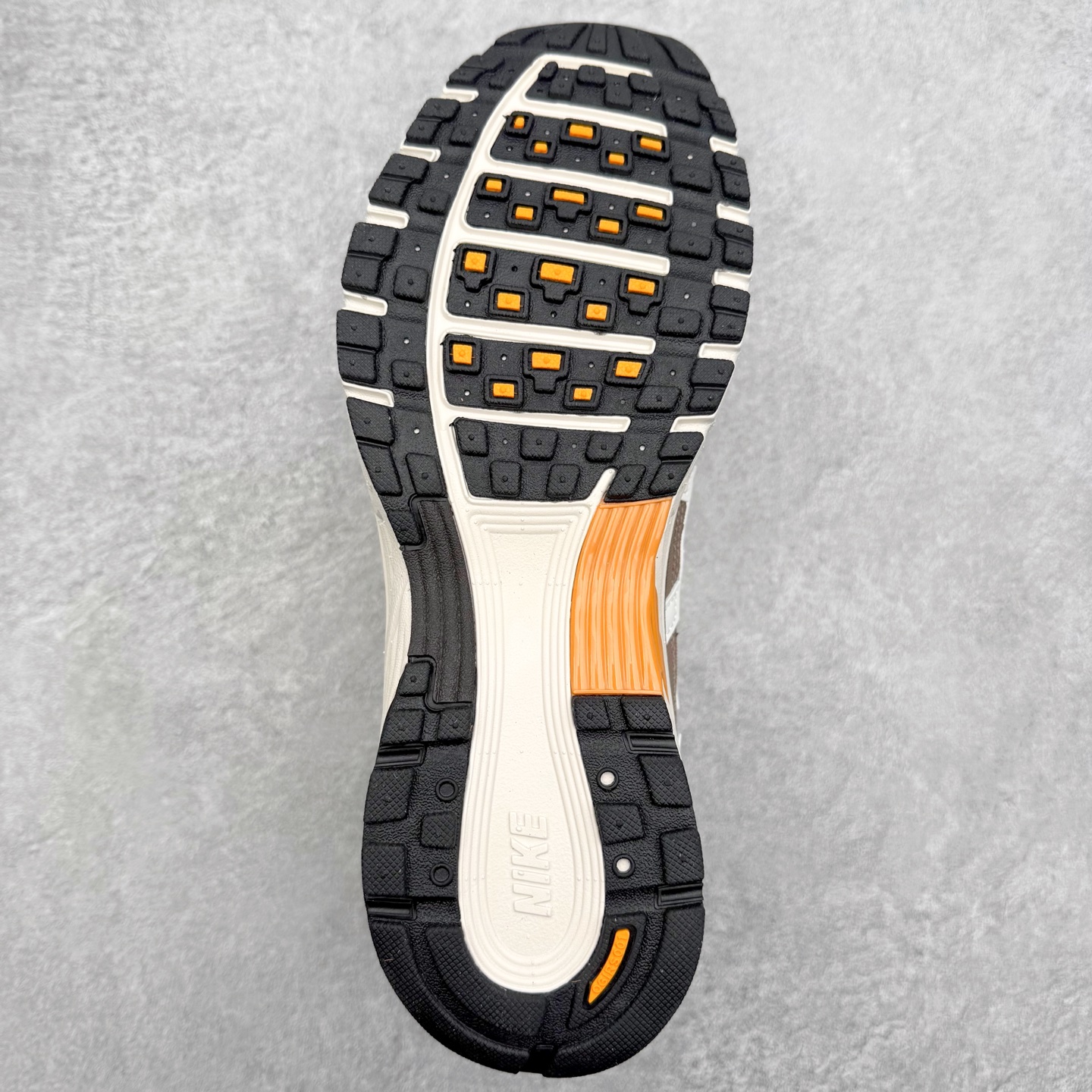 图片[9]-NK P-6000 系列低帮复古老爹风休闲运动舒适慢跑鞋 IO1904-104 融合 Pegasus 过往运动鞋设计 助力 21 世纪早期跑步运动跃升时尚新高度 采用透气网眼布、运动风格线条和耐穿覆面 兼具吸睛外观和舒适感受 中底泡绵以田径赛道为灵感 打造厚实设计 缔造出众缓震性能 尺码：36 36.5 37.5 38 38.5 39 40 40.5 41 42 42.5 43 44 44.5 45-选品中心