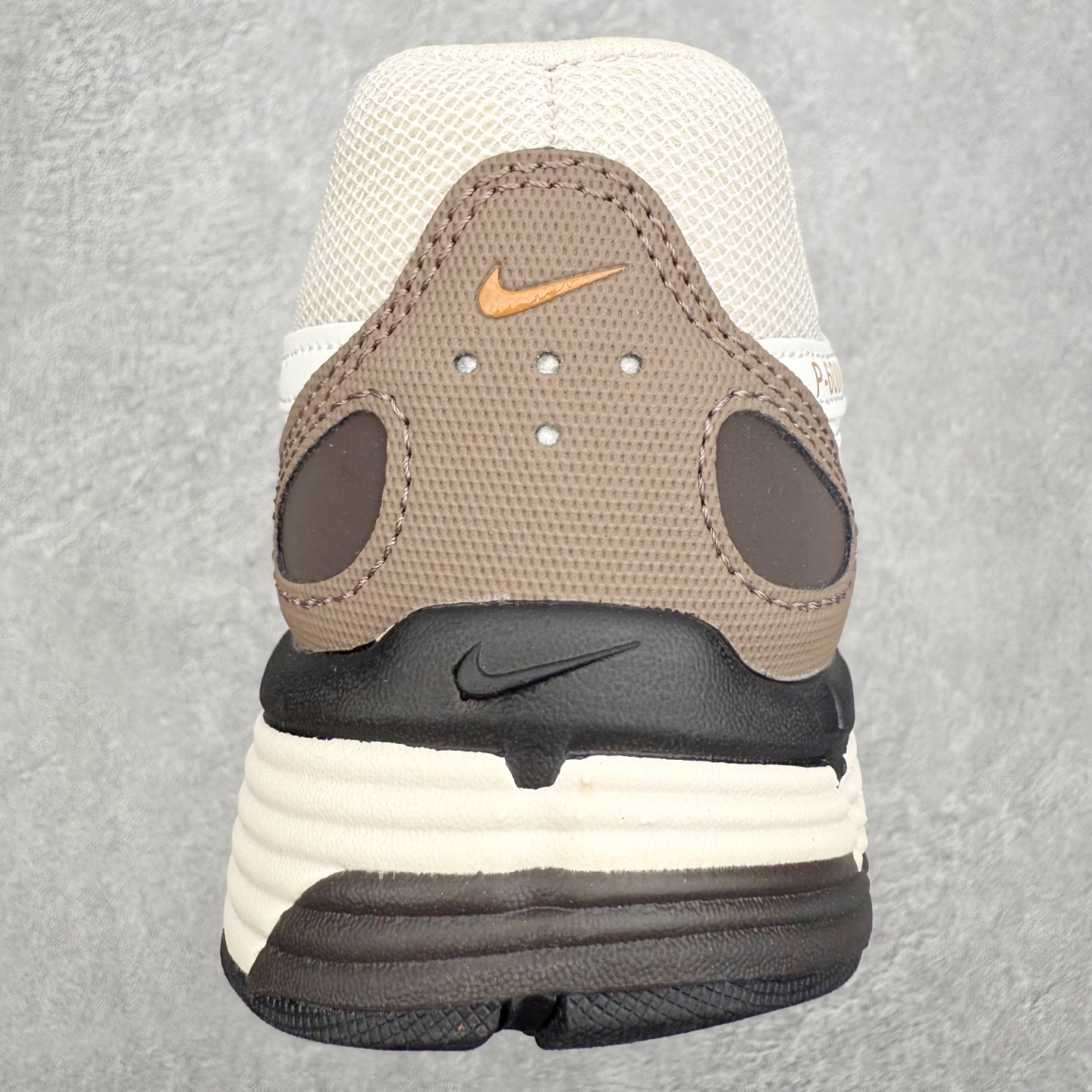 图片[8]-NK P-6000 系列低帮复古老爹风休闲运动舒适慢跑鞋 IO1904-104 融合 Pegasus 过往运动鞋设计 助力 21 世纪早期跑步运动跃升时尚新高度 采用透气网眼布、运动风格线条和耐穿覆面 兼具吸睛外观和舒适感受 中底泡绵以田径赛道为灵感 打造厚实设计 缔造出众缓震性能 尺码：36 36.5 37.5 38 38.5 39 40 40.5 41 42 42.5 43 44 44.5 45-选品中心