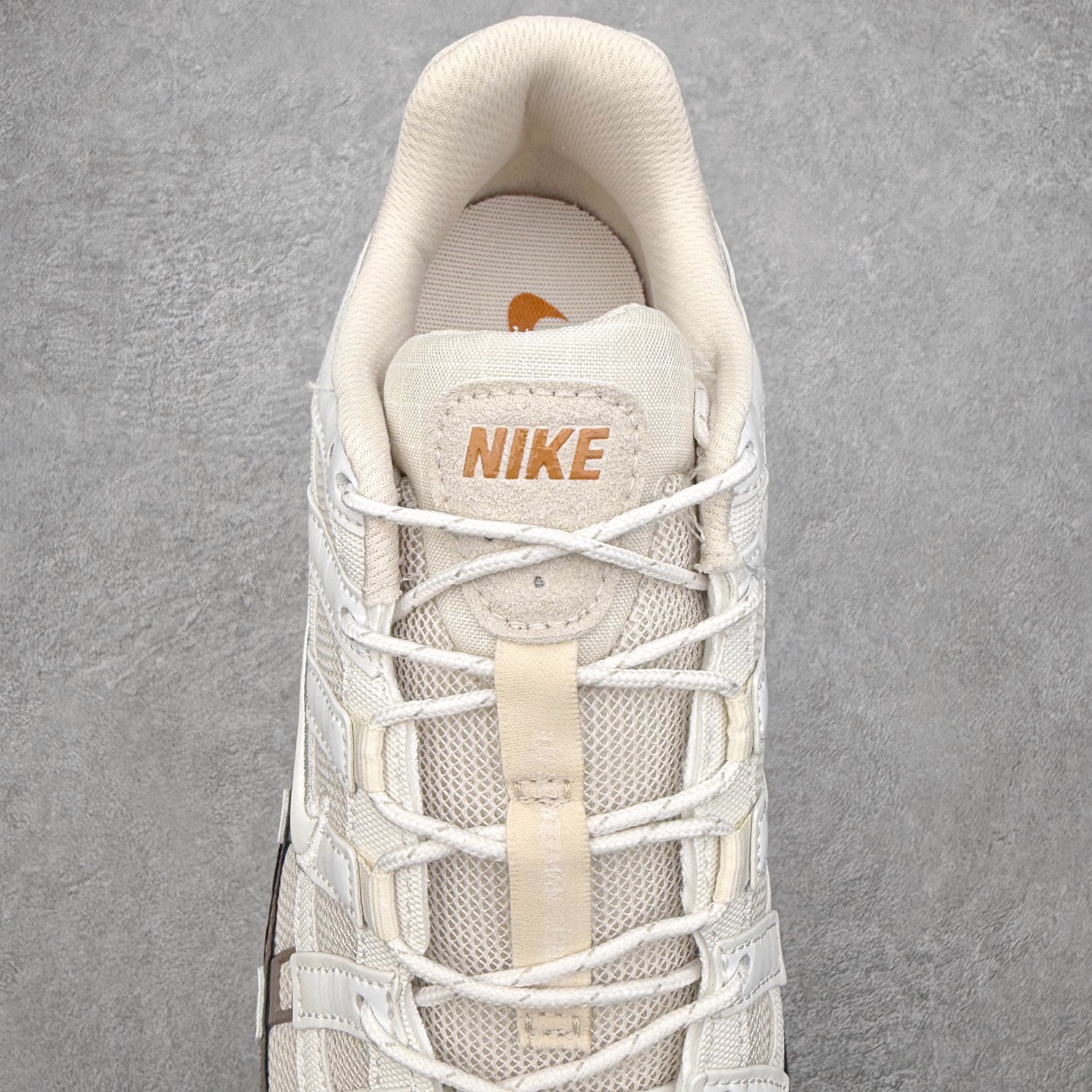 图片[5]-NK P-6000 系列低帮复古老爹风休闲运动舒适慢跑鞋 IO1904-104 融合 Pegasus 过往运动鞋设计 助力 21 世纪早期跑步运动跃升时尚新高度 采用透气网眼布、运动风格线条和耐穿覆面 兼具吸睛外观和舒适感受 中底泡绵以田径赛道为灵感 打造厚实设计 缔造出众缓震性能 尺码：36 36.5 37.5 38 38.5 39 40 40.5 41 42 42.5 43 44 44.5 45-选品中心