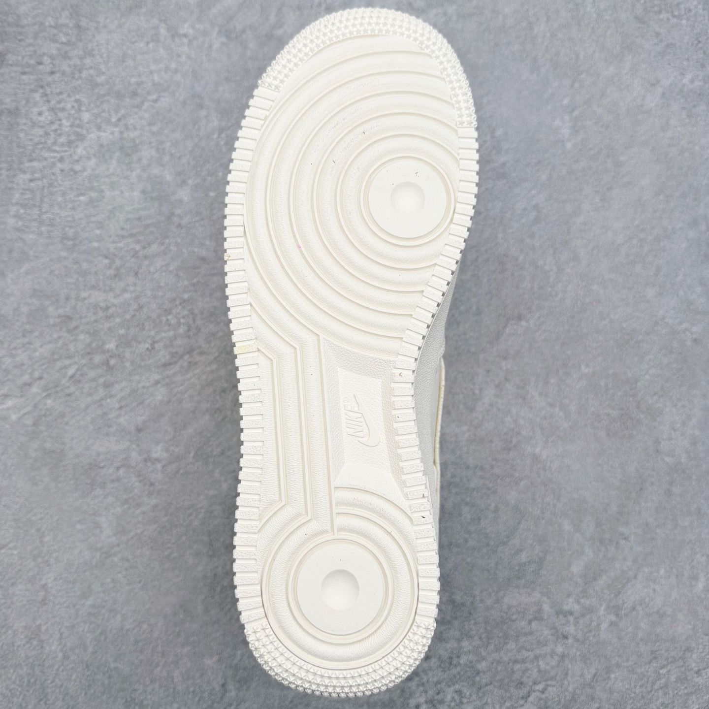 图片[9]-NK Air Force 1´07 Low 空军一号低帮百搭休闲运动板鞋 IH7351-010 柔软、弹性十足的缓震性能和出色的中底设计 横跨复古与现代的外型结合 造就出风靡全球 三十多年的Force 1 直到今天还深受青睐 实拍调校N版已经零色差零失真 百分百还原实物色彩所见即所得 不存在货不对板色差等低级问题 选购参考实物拍摄 不混卖不参货 只用心做好货严格选品 承诺混一赔十 尺码：36 36.5 37.5 38 38.5 39 40 40.5 41 42 42.5 43 44 44.5 45-选品中心