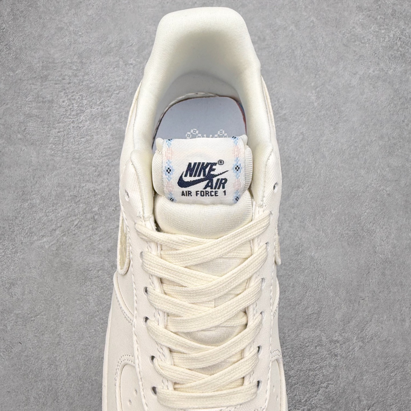 图片[5]-NK Air Force 1´07 Low 空军一号低帮百搭休闲运动板鞋 IH7351-010 柔软、弹性十足的缓震性能和出色的中底设计 横跨复古与现代的外型结合 造就出风靡全球 三十多年的Force 1 直到今天还深受青睐 实拍调校N版已经零色差零失真 百分百还原实物色彩所见即所得 不存在货不对板色差等低级问题 选购参考实物拍摄 不混卖不参货 只用心做好货严格选品 承诺混一赔十 尺码：36 36.5 37.5 38 38.5 39 40 40.5 41 42 42.5 43 44 44.5 45-选品中心