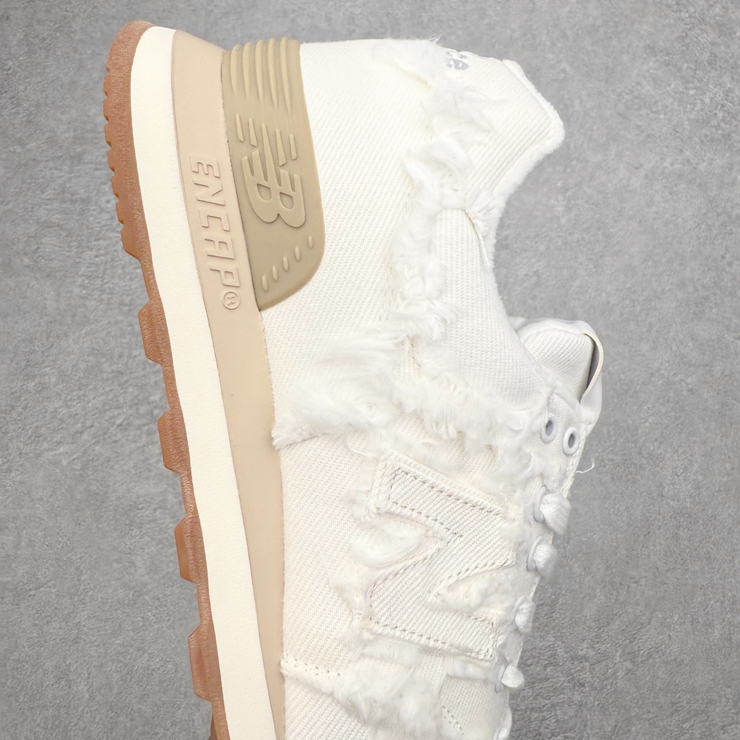 图片[6]-Miu Miu x New Balance NB574联名复古跑鞋 采用仿旧鞋面设计 侧边和鞋背部分 特意没有缝合布料与皮革 边缘散开的的毛边清晰可见 充分营造出仿旧风格的丹宁美感 鞋舌的部分也做了简单的修改 加入两者的 Logo 使风格并存 鞋底的部分选用生胶制作为鞋款添入复古元素 尺码：36/45-选品中心