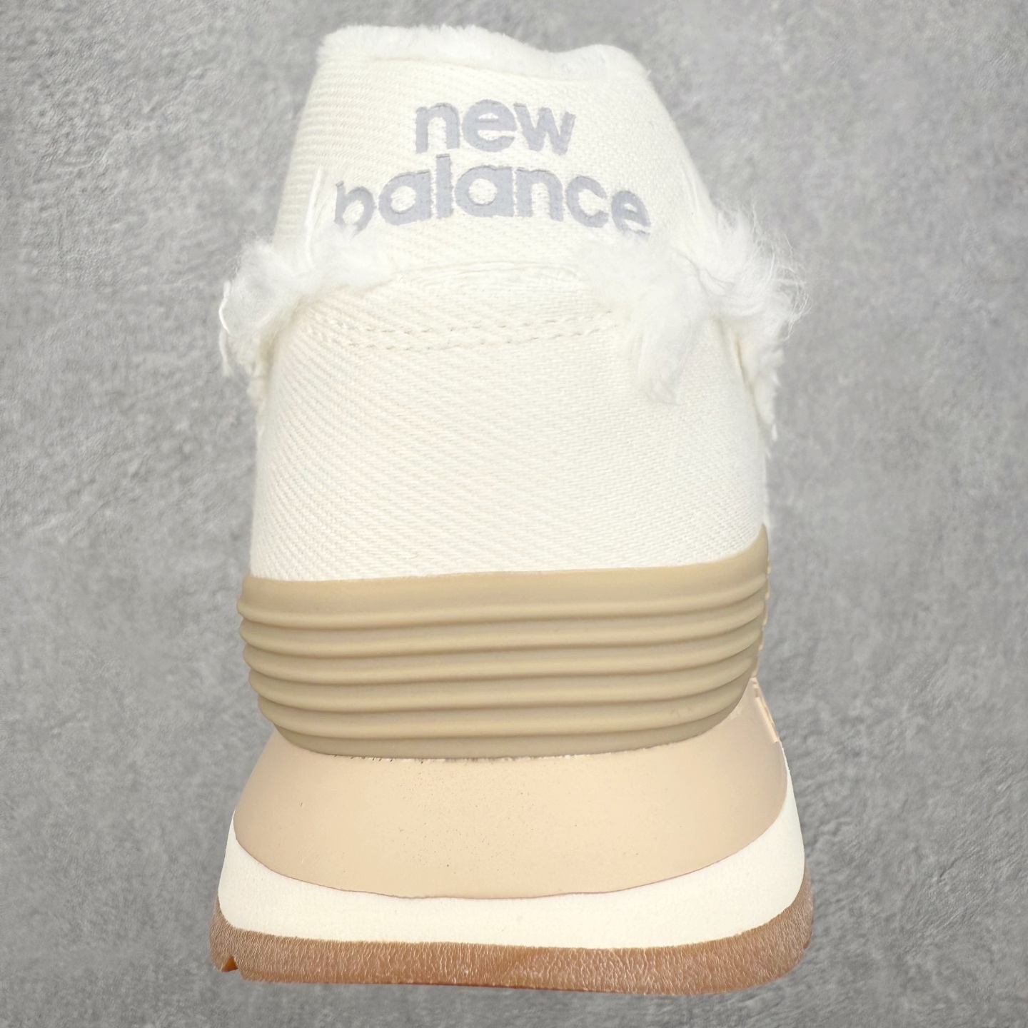 图片[8]-Miu Miu x New Balance NB574联名复古跑鞋 采用仿旧鞋面设计 侧边和鞋背部分 特意没有缝合布料与皮革 边缘散开的的毛边清晰可见 充分营造出仿旧风格的丹宁美感 鞋舌的部分也做了简单的修改 加入两者的 Logo 使风格并存 鞋底的部分选用生胶制作为鞋款添入复古元素 尺码：36/45-选品中心