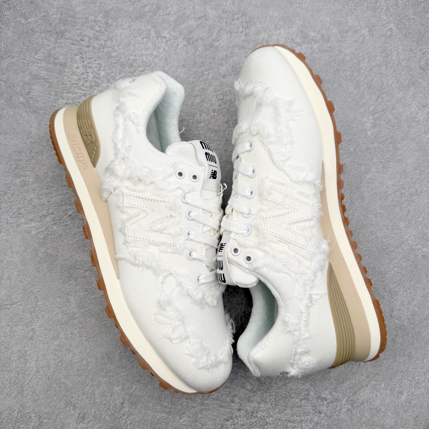 图片[3]-Miu Miu x New Balance NB574联名复古跑鞋 采用仿旧鞋面设计 侧边和鞋背部分 特意没有缝合布料与皮革 边缘散开的的毛边清晰可见 充分营造出仿旧风格的丹宁美感 鞋舌的部分也做了简单的修改 加入两者的 Logo 使风格并存 鞋底的部分选用生胶制作为鞋款添入复古元素 尺码：36/45-选品中心