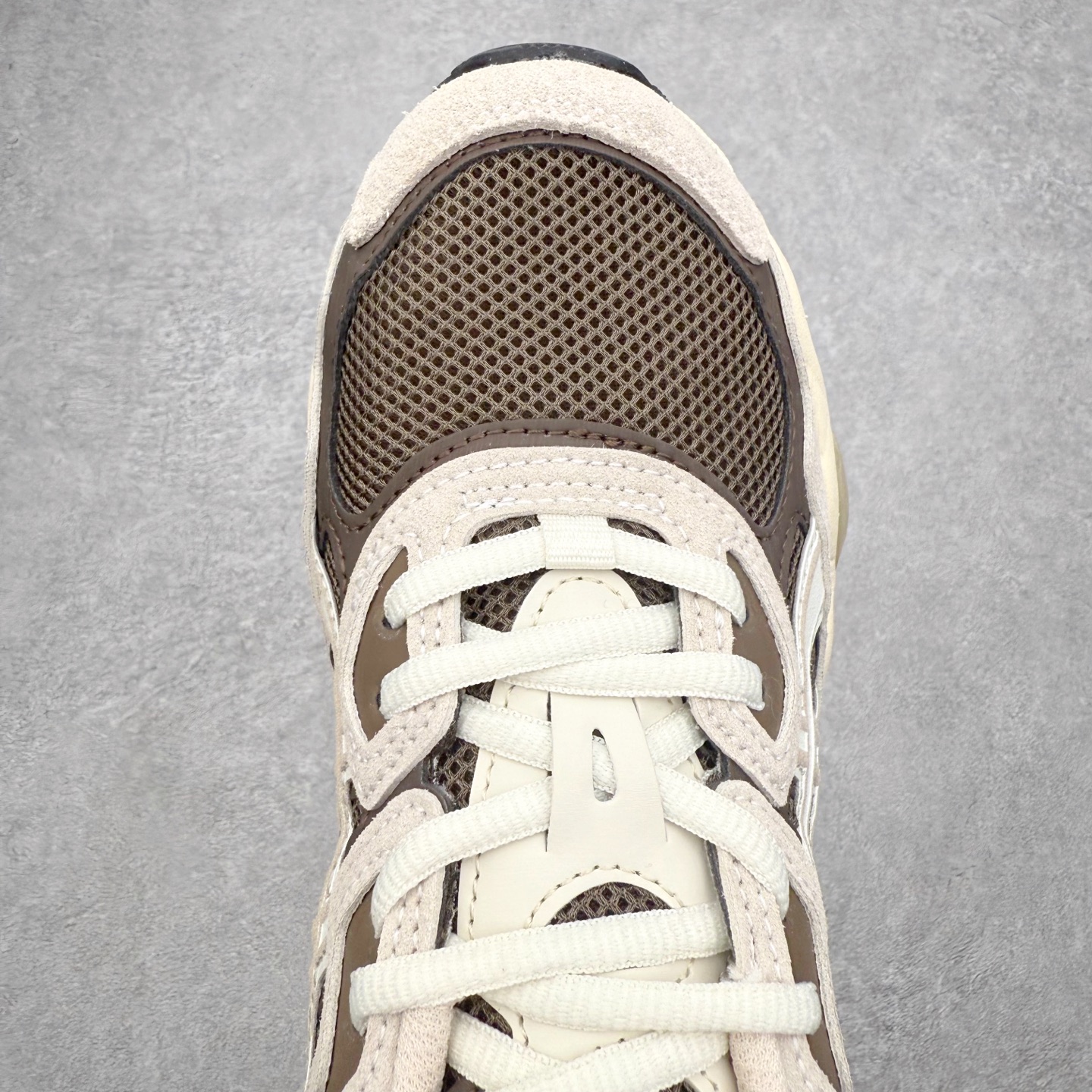 图片[4]-Asics GEL-NYC 亚瑟士防滑耐磨透气低帮运动休闲鞋 GEL-NYC™ 运动鞋的灵感源自传统和现代高性能跑步风格 其鞋面结构参考了 2000 年代初的 GEL-NIMBUS™ 3 鞋 并将其与 MC-PLUS V 设计中的各种装饰融为一体 该工装通过使用 GEL-CUMULUS® 16 鞋的工装系统来对比鞋面的复古风格 通过轻质泡沫和 GEL® 技术嵌入物的结合 这种中底结构有助于创造先进的脚底舒适度 尺码：36 37 37.5 38 39 40.5 41.5 42 42.5 43.5 44 45-选品中心