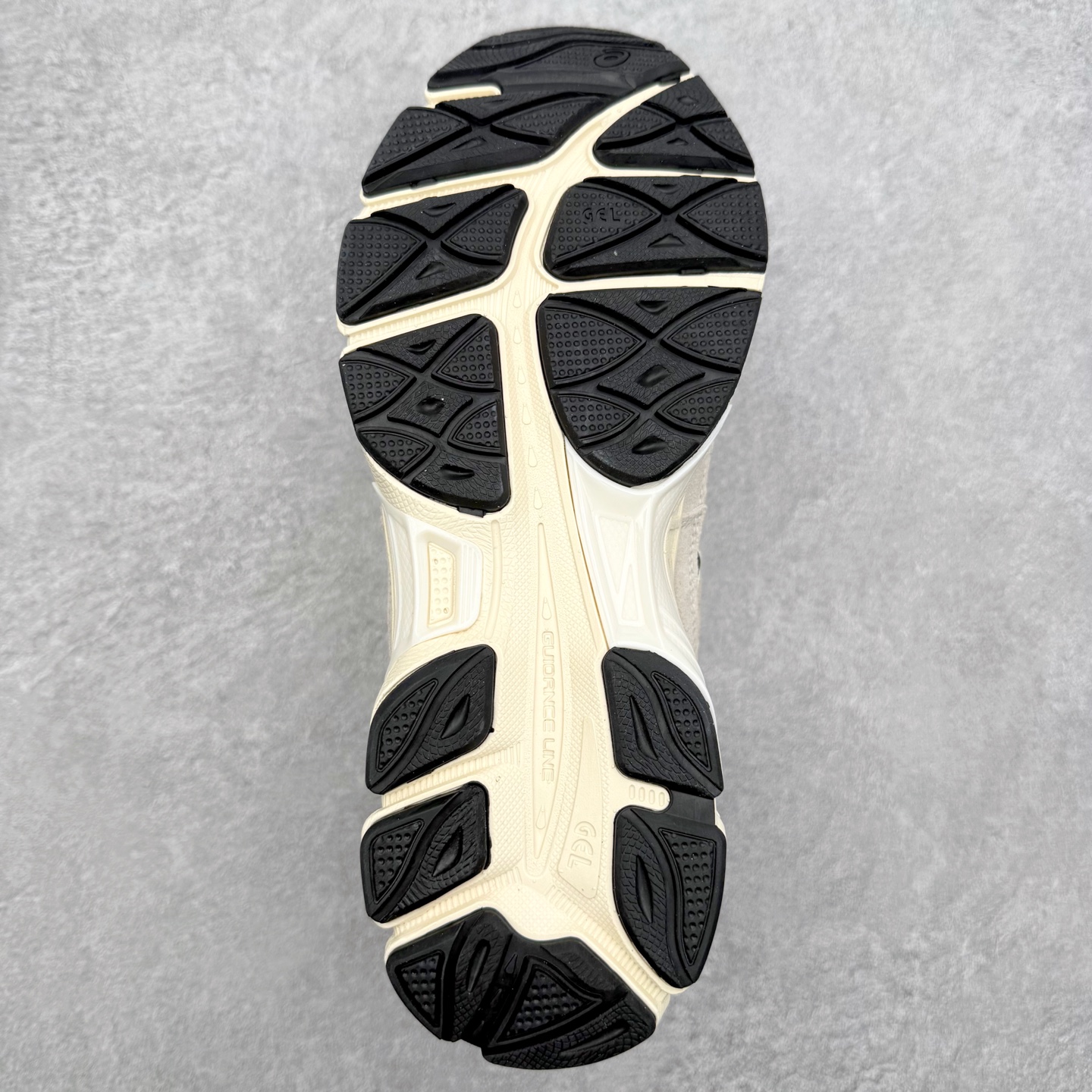 图片[9]-Asics GEL-NYC 亚瑟士防滑耐磨透气低帮运动休闲鞋 GEL-NYC™ 运动鞋的灵感源自传统和现代高性能跑步风格 其鞋面结构参考了 2000 年代初的 GEL-NIMBUS™ 3 鞋 并将其与 MC-PLUS V 设计中的各种装饰融为一体 该工装通过使用 GEL-CUMULUS® 16 鞋的工装系统来对比鞋面的复古风格 通过轻质泡沫和 GEL® 技术嵌入物的结合 这种中底结构有助于创造先进的脚底舒适度 尺码：36 37 37.5 38 39 40.5 41.5 42 42.5 43.5 44 45-选品中心