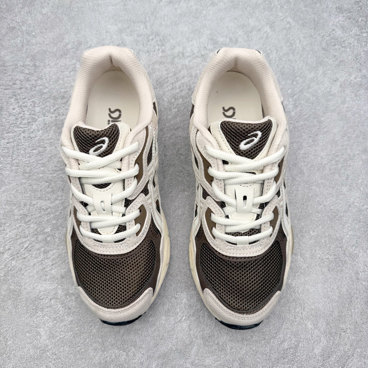 图片[2]-Asics GEL-NYC 亚瑟士防滑耐磨透气低帮运动休闲鞋 GEL-NYC™ 运动鞋的灵感源自传统和现代高性能跑步风格 其鞋面结构参考了 2000 年代初的 GEL-NIMBUS™ 3 鞋 并将其与 MC-PLUS V 设计中的各种装饰融为一体 该工装通过使用 GEL-CUMULUS® 16 鞋的工装系统来对比鞋面的复古风格 通过轻质泡沫和 GEL® 技术嵌入物的结合 这种中底结构有助于创造先进的脚底舒适度 尺码：36 37 37.5 38 39 40.5 41.5 42 42.5 43.5 44 45-选品中心