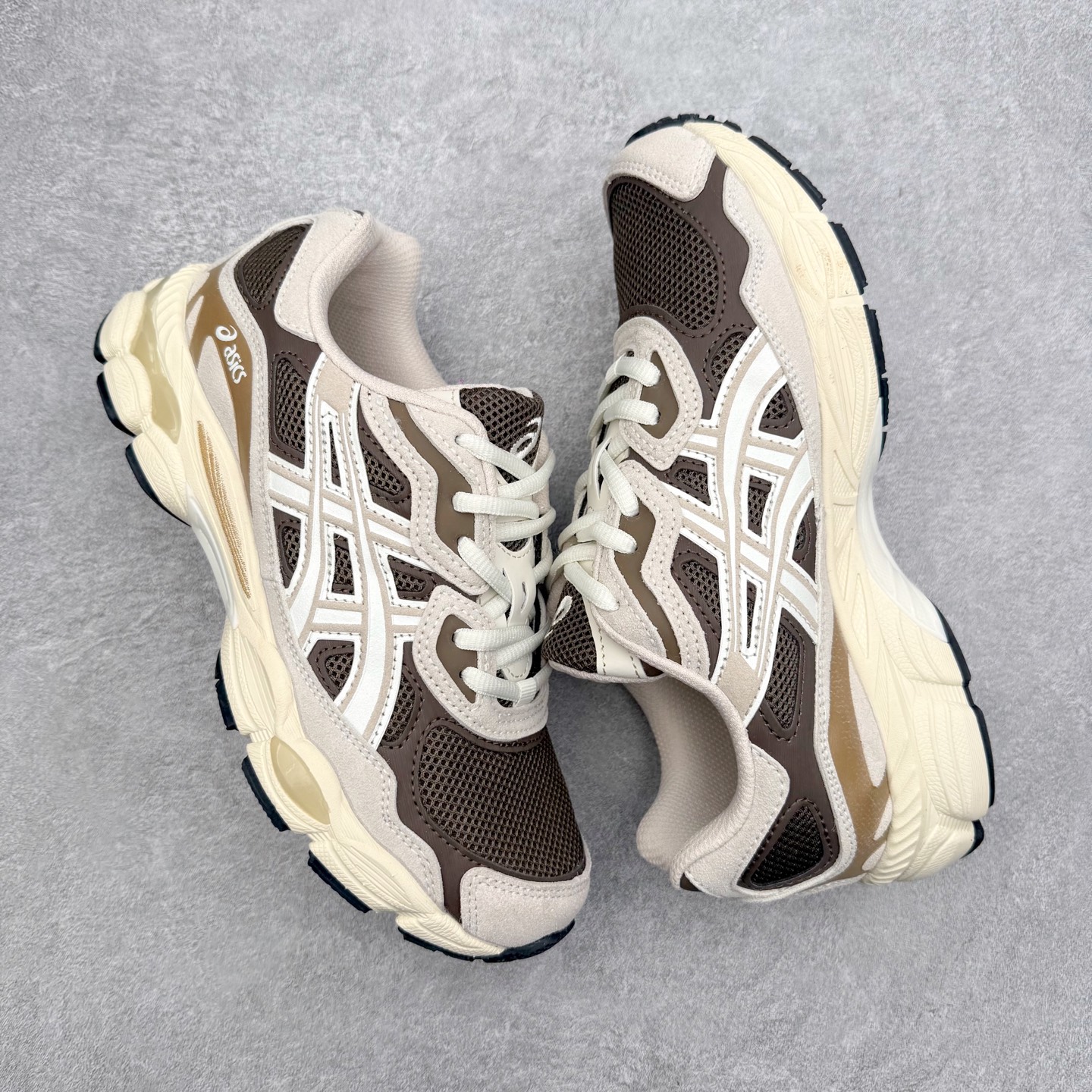 图片[3]-Asics GEL-NYC 亚瑟士防滑耐磨透气低帮运动休闲鞋 GEL-NYC™ 运动鞋的灵感源自传统和现代高性能跑步风格 其鞋面结构参考了 2000 年代初的 GEL-NIMBUS™ 3 鞋 并将其与 MC-PLUS V 设计中的各种装饰融为一体 该工装通过使用 GEL-CUMULUS® 16 鞋的工装系统来对比鞋面的复古风格 通过轻质泡沫和 GEL® 技术嵌入物的结合 这种中底结构有助于创造先进的脚底舒适度 尺码：36 37 37.5 38 39 40.5 41.5 42 42.5 43.5 44 45-选品中心