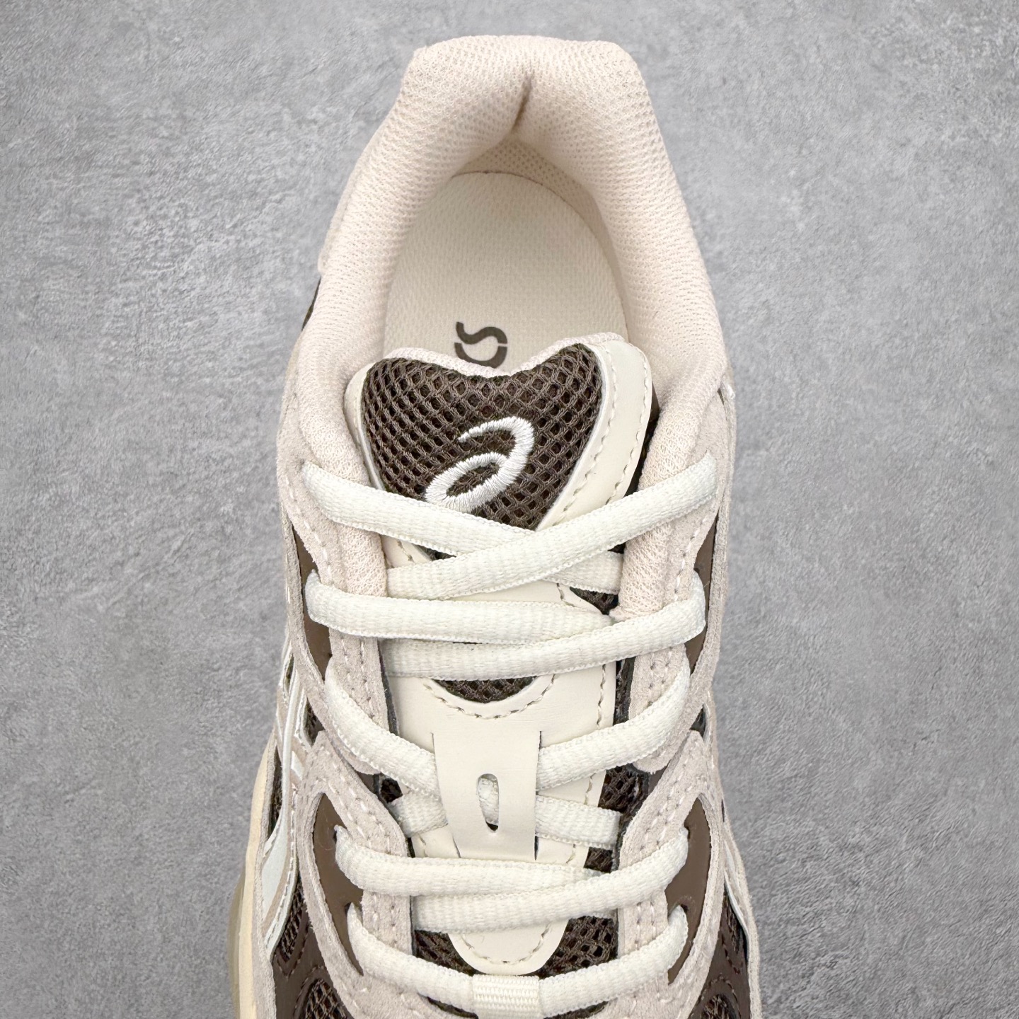 图片[5]-Asics GEL-NYC 亚瑟士防滑耐磨透气低帮运动休闲鞋 GEL-NYC™ 运动鞋的灵感源自传统和现代高性能跑步风格 其鞋面结构参考了 2000 年代初的 GEL-NIMBUS™ 3 鞋 并将其与 MC-PLUS V 设计中的各种装饰融为一体 该工装通过使用 GEL-CUMULUS® 16 鞋的工装系统来对比鞋面的复古风格 通过轻质泡沫和 GEL® 技术嵌入物的结合 这种中底结构有助于创造先进的脚底舒适度 尺码：36 37 37.5 38 39 40.5 41.5 42 42.5 43.5 44 45-选品中心