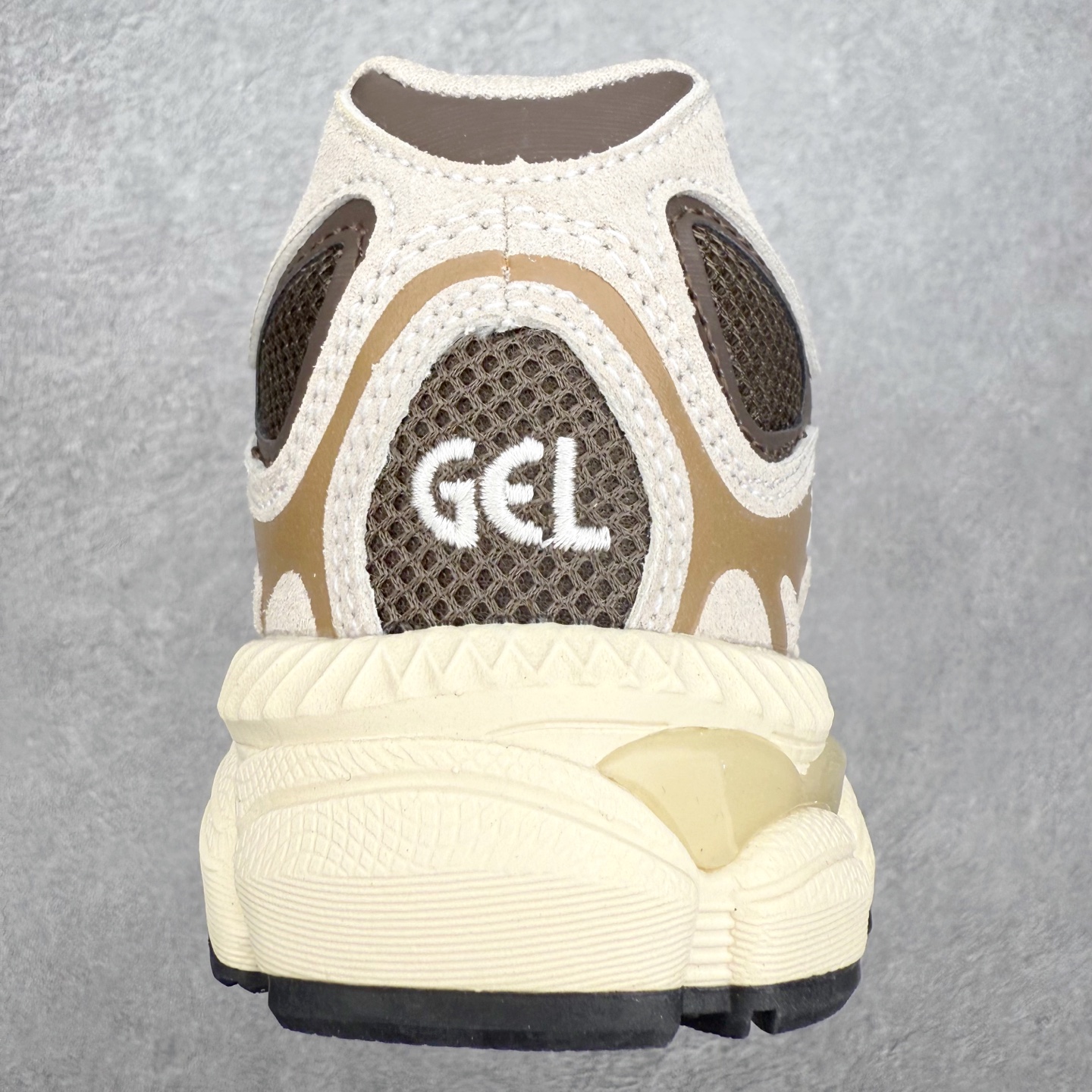 图片[8]-Asics GEL-NYC 亚瑟士防滑耐磨透气低帮运动休闲鞋 GEL-NYC™ 运动鞋的灵感源自传统和现代高性能跑步风格 其鞋面结构参考了 2000 年代初的 GEL-NIMBUS™ 3 鞋 并将其与 MC-PLUS V 设计中的各种装饰融为一体 该工装通过使用 GEL-CUMULUS® 16 鞋的工装系统来对比鞋面的复古风格 通过轻质泡沫和 GEL® 技术嵌入物的结合 这种中底结构有助于创造先进的脚底舒适度 尺码：36 37 37.5 38 39 40.5 41.5 42 42.5 43.5 44 45-选品中心