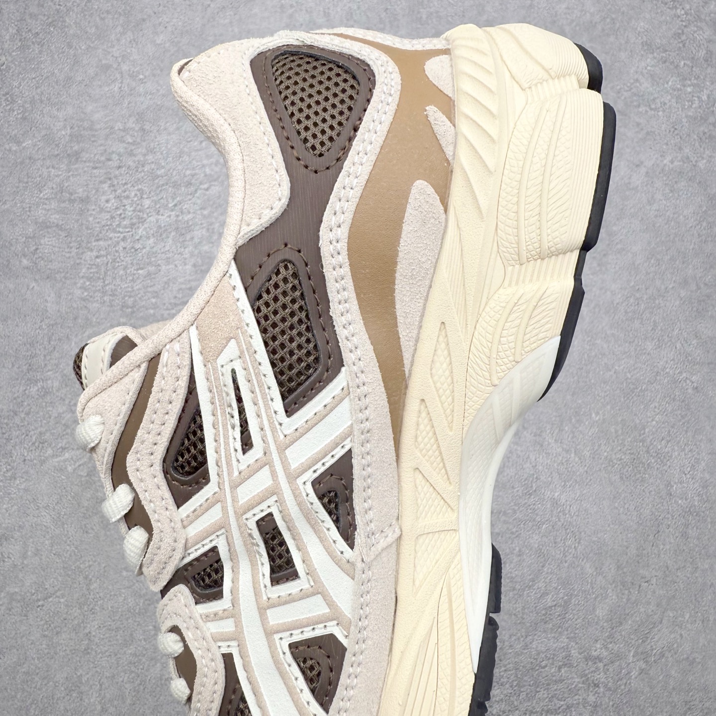 图片[7]-Asics GEL-NYC 亚瑟士防滑耐磨透气低帮运动休闲鞋 GEL-NYC™ 运动鞋的灵感源自传统和现代高性能跑步风格 其鞋面结构参考了 2000 年代初的 GEL-NIMBUS™ 3 鞋 并将其与 MC-PLUS V 设计中的各种装饰融为一体 该工装通过使用 GEL-CUMULUS® 16 鞋的工装系统来对比鞋面的复古风格 通过轻质泡沫和 GEL® 技术嵌入物的结合 这种中底结构有助于创造先进的脚底舒适度 尺码：36 37 37.5 38 39 40.5 41.5 42 42.5 43.5 44 45-选品中心