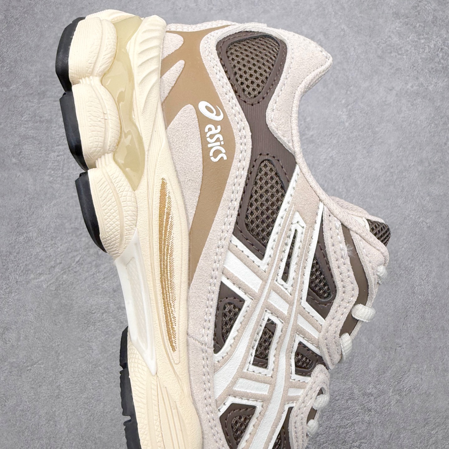 图片[6]-Asics GEL-NYC 亚瑟士防滑耐磨透气低帮运动休闲鞋 GEL-NYC™ 运动鞋的灵感源自传统和现代高性能跑步风格 其鞋面结构参考了 2000 年代初的 GEL-NIMBUS™ 3 鞋 并将其与 MC-PLUS V 设计中的各种装饰融为一体 该工装通过使用 GEL-CUMULUS® 16 鞋的工装系统来对比鞋面的复古风格 通过轻质泡沫和 GEL® 技术嵌入物的结合 这种中底结构有助于创造先进的脚底舒适度 尺码：36 37 37.5 38 39 40.5 41.5 42 42.5 43.5 44 45-选品中心