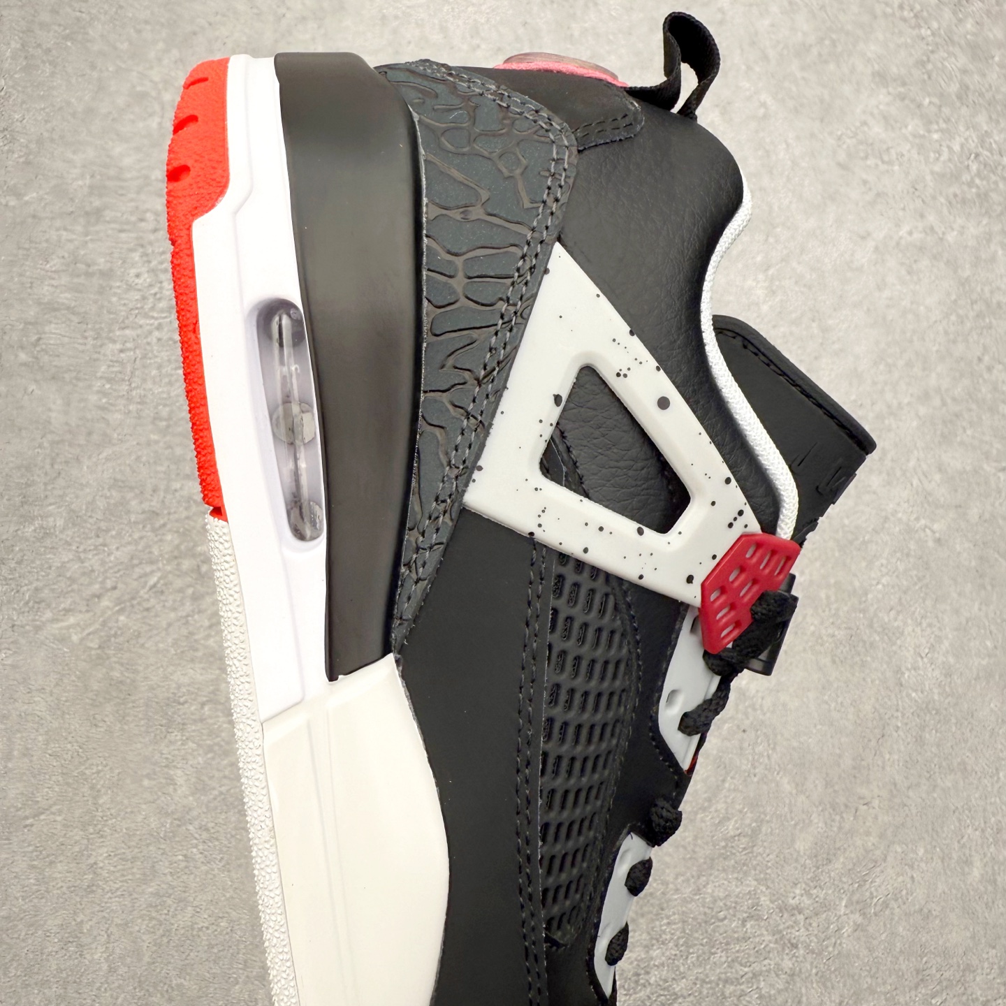 图片[6]-Jordan Spizike Low AJ复古低帮篮球鞋 FQ1759-009 这款鞋子著名导演斯派克李的Jordan Spizike专属 预计于明年夏季推出全新低帮版本 将包括三款配色 经典爆裂纹非常复古 两款配色分别以大学红和黑曜石蓝进行区分 鞋身设计中依旧带有大象爆裂纹、鞋侧束带、塑胶网布等经典元素 之后 在鞋舌、内衬以及鞋底等位置缀以大学红和黑曜石蓝搭配 带来全新造型 尺码：36 36.5 37.5 38 38.5 39 40 40.5 41 42 42.5 43 44 44.5 45 46-选品中心