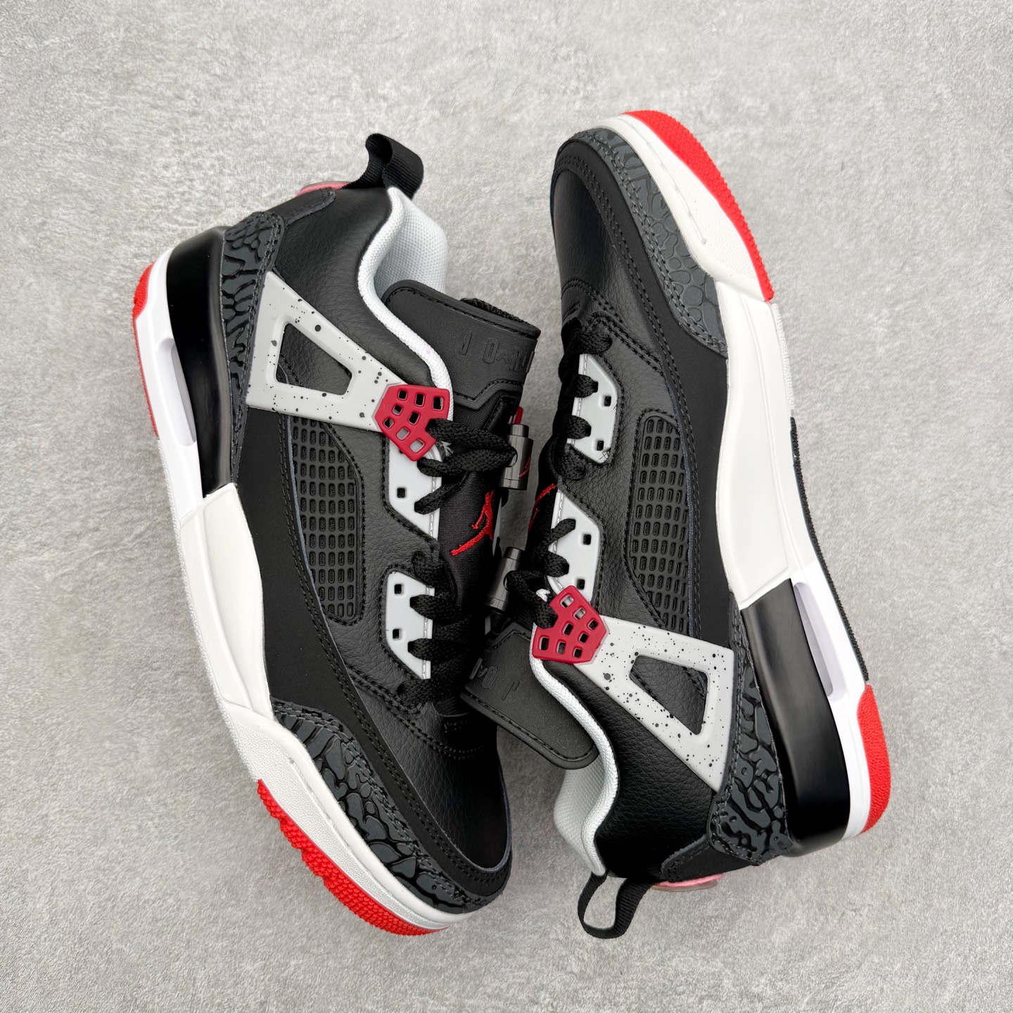 图片[3]-Jordan Spizike Low AJ复古低帮篮球鞋 FQ1759-009 这款鞋子著名导演斯派克李的Jordan Spizike专属 预计于明年夏季推出全新低帮版本 将包括三款配色 经典爆裂纹非常复古 两款配色分别以大学红和黑曜石蓝进行区分 鞋身设计中依旧带有大象爆裂纹、鞋侧束带、塑胶网布等经典元素 之后 在鞋舌、内衬以及鞋底等位置缀以大学红和黑曜石蓝搭配 带来全新造型 尺码：36 36.5 37.5 38 38.5 39 40 40.5 41 42 42.5 43 44 44.5 45 46-选品中心