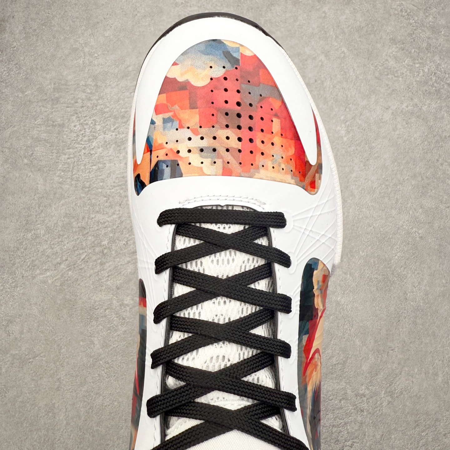 图片[4]-NK Zoom Kobe 5 Protro 科比五代实战篮球鞋 马年定制CYN配色 Eric Avar 这一次在设计中将轻盈发挥到了极致 鞋面采用了更加轻盈、更加强韧的创新的Flywire 2.0技术 球鞋重量更加轻质 重量仅为10.6盎司 内靴设计也使得穿着更加舒适 中底的配置则依日是可靠的zoom气垫和碳板的搭配 外底有个小细节令人十分喜欢 将纹路做成了心电图状 寓意科比对于篮球的喜爱 尺码：40 40.5 41 42 42.5 43 44 44.5 45 46-选品中心