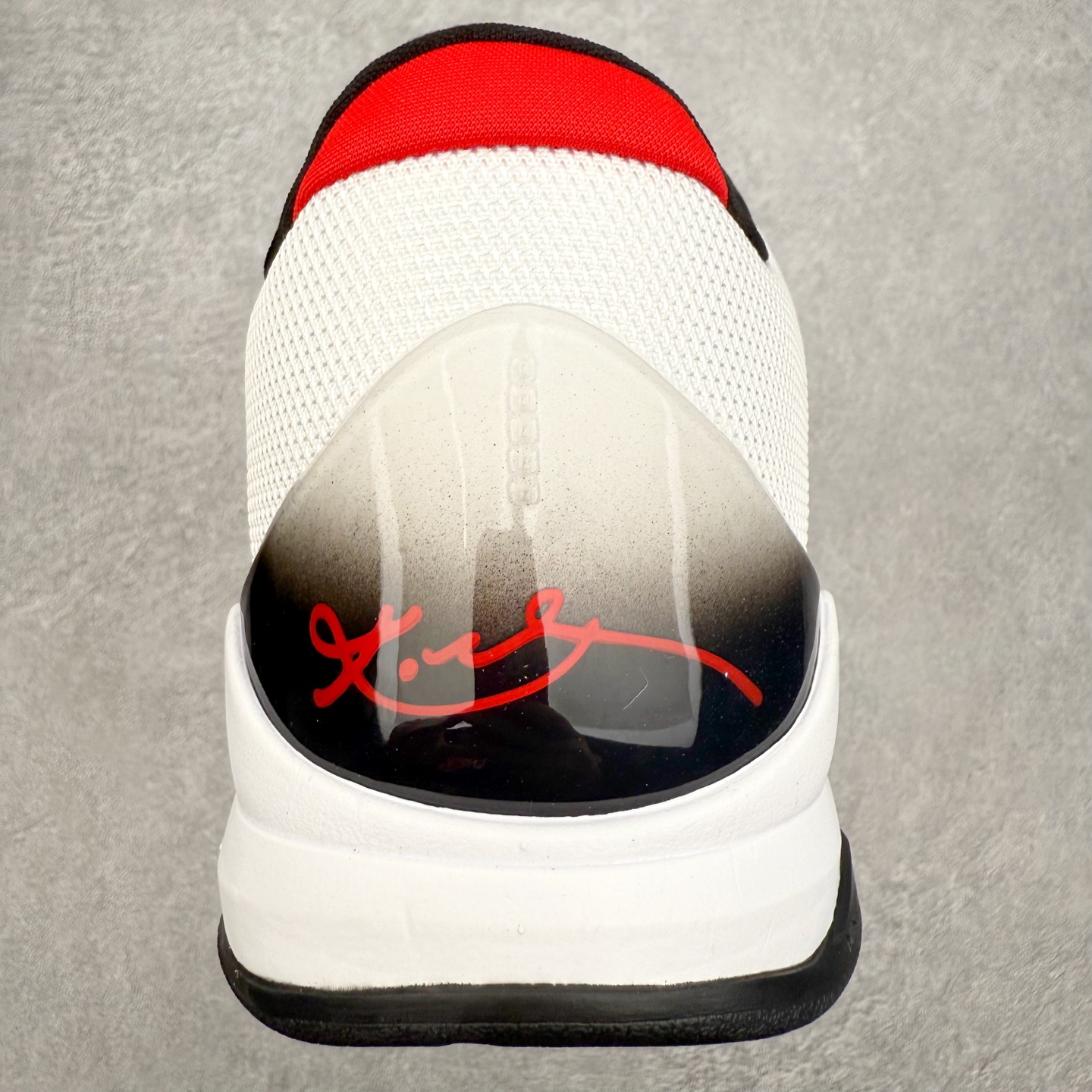 图片[8]-NK Zoom Kobe 5 Protro 科比五代实战篮球鞋 马年定制CYN配色 Eric Avar 这一次在设计中将轻盈发挥到了极致 鞋面采用了更加轻盈、更加强韧的创新的Flywire 2.0技术 球鞋重量更加轻质 重量仅为10.6盎司 内靴设计也使得穿着更加舒适 中底的配置则依日是可靠的zoom气垫和碳板的搭配 外底有个小细节令人十分喜欢 将纹路做成了心电图状 寓意科比对于篮球的喜爱 尺码：40 40.5 41 42 42.5 43 44 44.5 45 46-选品中心