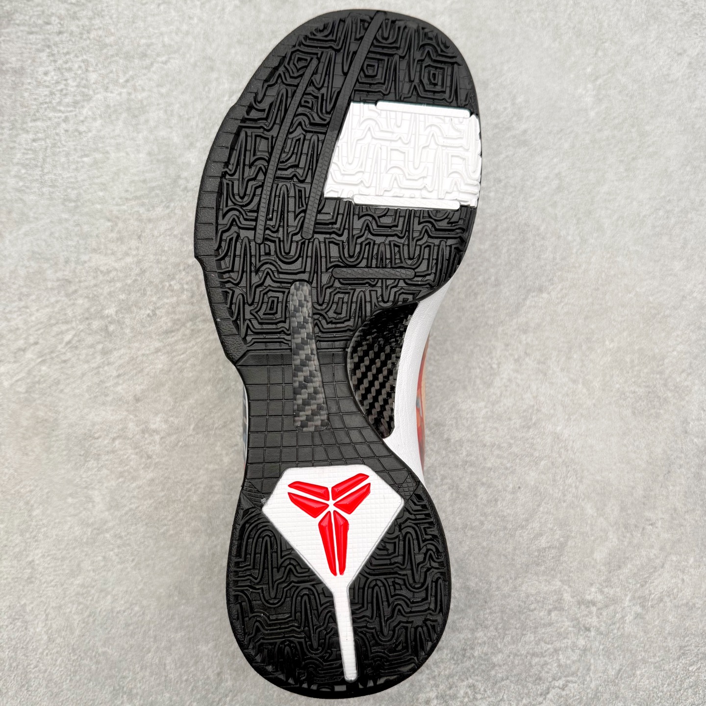 图片[9]-NK Zoom Kobe 5 Protro 科比五代实战篮球鞋 马年定制CYN配色 Eric Avar 这一次在设计中将轻盈发挥到了极致 鞋面采用了更加轻盈、更加强韧的创新的Flywire 2.0技术 球鞋重量更加轻质 重量仅为10.6盎司 内靴设计也使得穿着更加舒适 中底的配置则依日是可靠的zoom气垫和碳板的搭配 外底有个小细节令人十分喜欢 将纹路做成了心电图状 寓意科比对于篮球的喜爱 尺码：40 40.5 41 42 42.5 43 44 44.5 45 46-选品中心