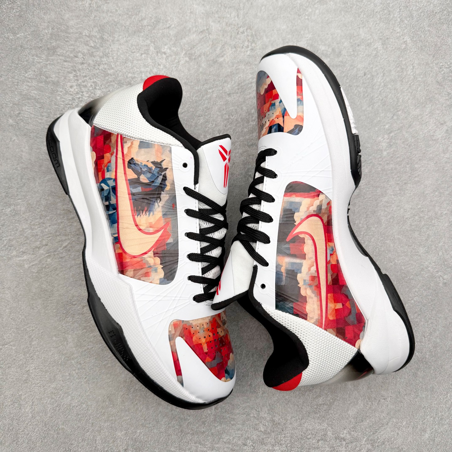 图片[3]-NK Zoom Kobe 5 Protro 科比五代实战篮球鞋 马年定制CYN配色 Eric Avar 这一次在设计中将轻盈发挥到了极致 鞋面采用了更加轻盈、更加强韧的创新的Flywire 2.0技术 球鞋重量更加轻质 重量仅为10.6盎司 内靴设计也使得穿着更加舒适 中底的配置则依日是可靠的zoom气垫和碳板的搭配 外底有个小细节令人十分喜欢 将纹路做成了心电图状 寓意科比对于篮球的喜爱 尺码：40 40.5 41 42 42.5 43 44 44.5 45 46-选品中心