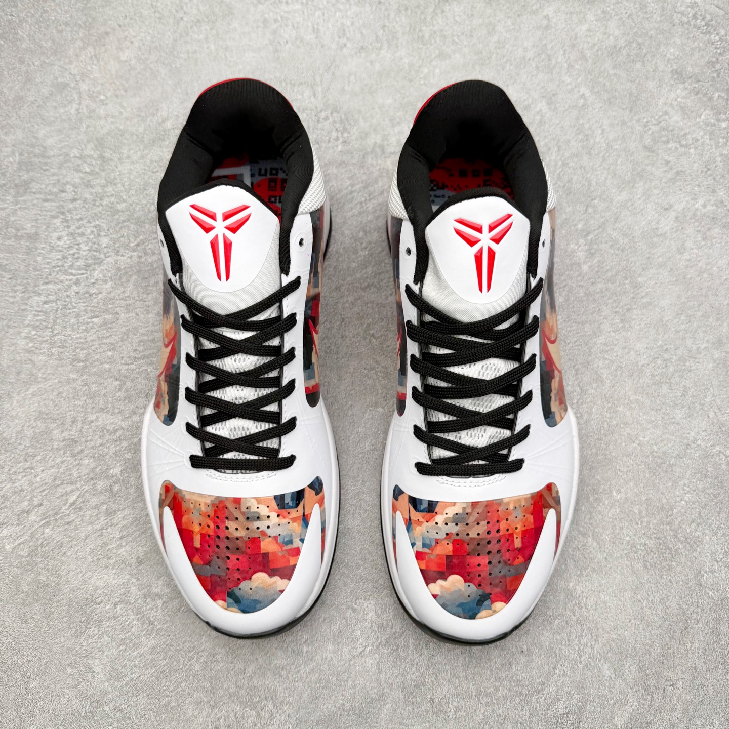 图片[2]-NK Zoom Kobe 5 Protro 科比五代实战篮球鞋 马年定制CYN配色 Eric Avar 这一次在设计中将轻盈发挥到了极致 鞋面采用了更加轻盈、更加强韧的创新的Flywire 2.0技术 球鞋重量更加轻质 重量仅为10.6盎司 内靴设计也使得穿着更加舒适 中底的配置则依日是可靠的zoom气垫和碳板的搭配 外底有个小细节令人十分喜欢 将纹路做成了心电图状 寓意科比对于篮球的喜爱 尺码：40 40.5 41 42 42.5 43 44 44.5 45 46-选品中心