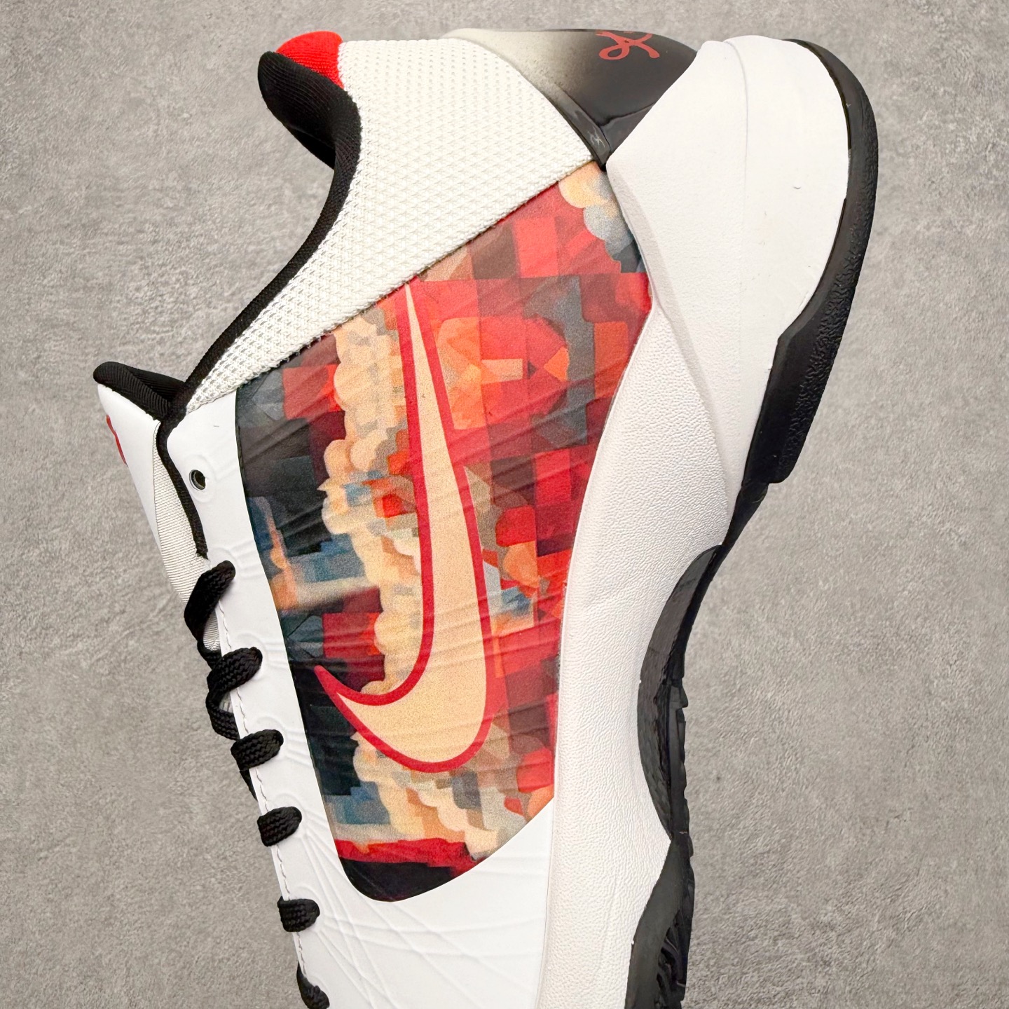 图片[7]-NK Zoom Kobe 5 Protro 科比五代实战篮球鞋 马年定制CYN配色 Eric Avar 这一次在设计中将轻盈发挥到了极致 鞋面采用了更加轻盈、更加强韧的创新的Flywire 2.0技术 球鞋重量更加轻质 重量仅为10.6盎司 内靴设计也使得穿着更加舒适 中底的配置则依日是可靠的zoom气垫和碳板的搭配 外底有个小细节令人十分喜欢 将纹路做成了心电图状 寓意科比对于篮球的喜爱 尺码：40 40.5 41 42 42.5 43 44 44.5 45 46-选品中心