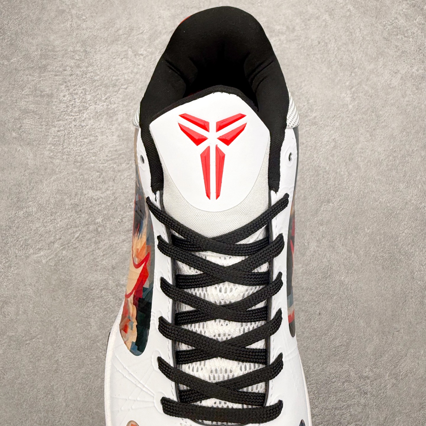 图片[5]-NK Zoom Kobe 5 Protro 科比五代实战篮球鞋 马年定制CYN配色 Eric Avar 这一次在设计中将轻盈发挥到了极致 鞋面采用了更加轻盈、更加强韧的创新的Flywire 2.0技术 球鞋重量更加轻质 重量仅为10.6盎司 内靴设计也使得穿着更加舒适 中底的配置则依日是可靠的zoom气垫和碳板的搭配 外底有个小细节令人十分喜欢 将纹路做成了心电图状 寓意科比对于篮球的喜爱 尺码：40 40.5 41 42 42.5 43 44 44.5 45 46-选品中心