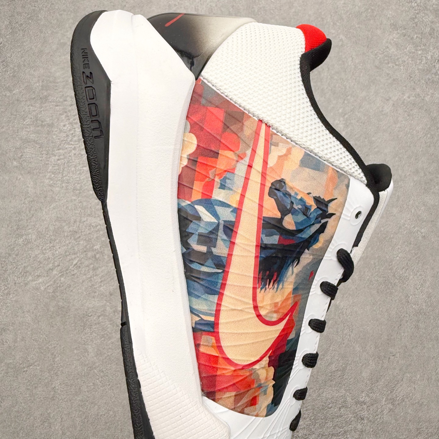 图片[6]-NK Zoom Kobe 5 Protro 科比五代实战篮球鞋 马年定制CYN配色 Eric Avar 这一次在设计中将轻盈发挥到了极致 鞋面采用了更加轻盈、更加强韧的创新的Flywire 2.0技术 球鞋重量更加轻质 重量仅为10.6盎司 内靴设计也使得穿着更加舒适 中底的配置则依日是可靠的zoom气垫和碳板的搭配 外底有个小细节令人十分喜欢 将纹路做成了心电图状 寓意科比对于篮球的喜爱 尺码：40 40.5 41 42 42.5 43 44 44.5 45 46-选品中心