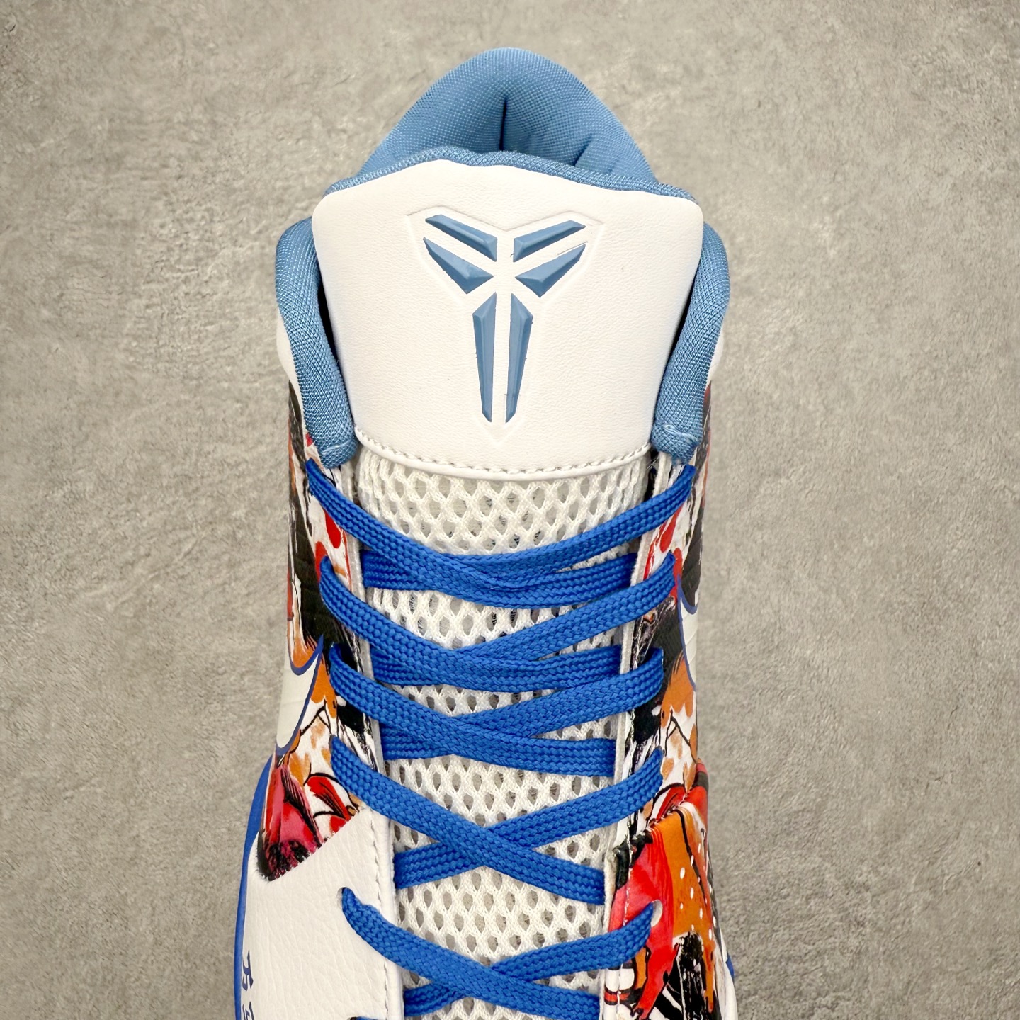 图片[5]-NK Zoom Kobe 4 Protro 科比四代实战篮球鞋 马年定制CYN配色 Eric Avar 这一次在设计中将轻盈发挥到了极致 鞋面采用了更加轻盈、更加强韧的创新的Flywire 2.0技术 球鞋重量更加轻质 重量仅为10.6盎司 内靴设计也使得穿着更加舒适 中底的配置则依日是可靠的zoom气垫和碳板的搭配 外底有个小细节令人十分喜欢 将纹路做成了心电图状 寓意科比对于篮球的喜爱 尺码：40 40.5 41 42 42.5 43 44 44.5 45 46-选品中心