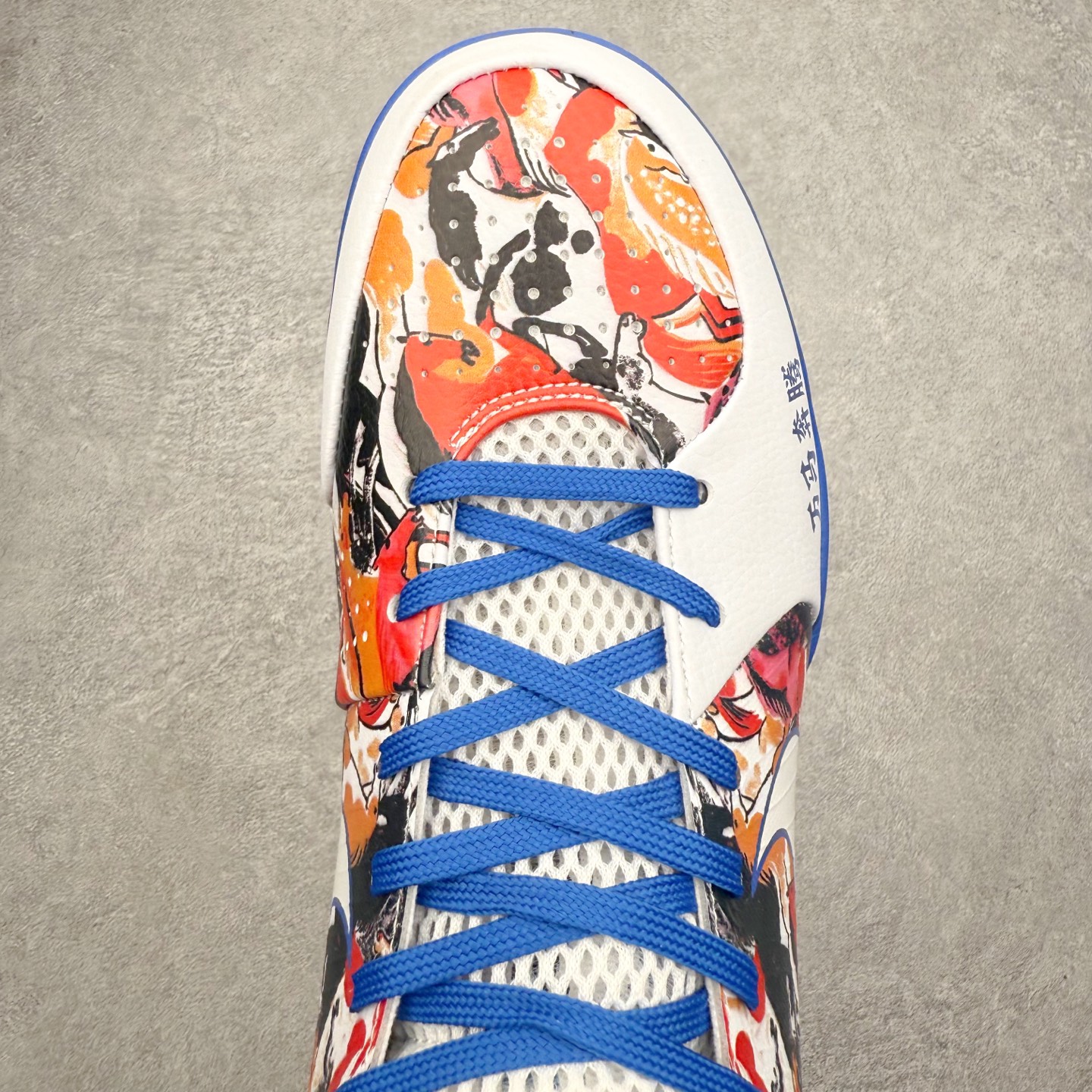 图片[4]-NK Zoom Kobe 4 Protro 科比四代实战篮球鞋 马年定制CYN配色 Eric Avar 这一次在设计中将轻盈发挥到了极致 鞋面采用了更加轻盈、更加强韧的创新的Flywire 2.0技术 球鞋重量更加轻质 重量仅为10.6盎司 内靴设计也使得穿着更加舒适 中底的配置则依日是可靠的zoom气垫和碳板的搭配 外底有个小细节令人十分喜欢 将纹路做成了心电图状 寓意科比对于篮球的喜爱 尺码：40 40.5 41 42 42.5 43 44 44.5 45 46-选品中心