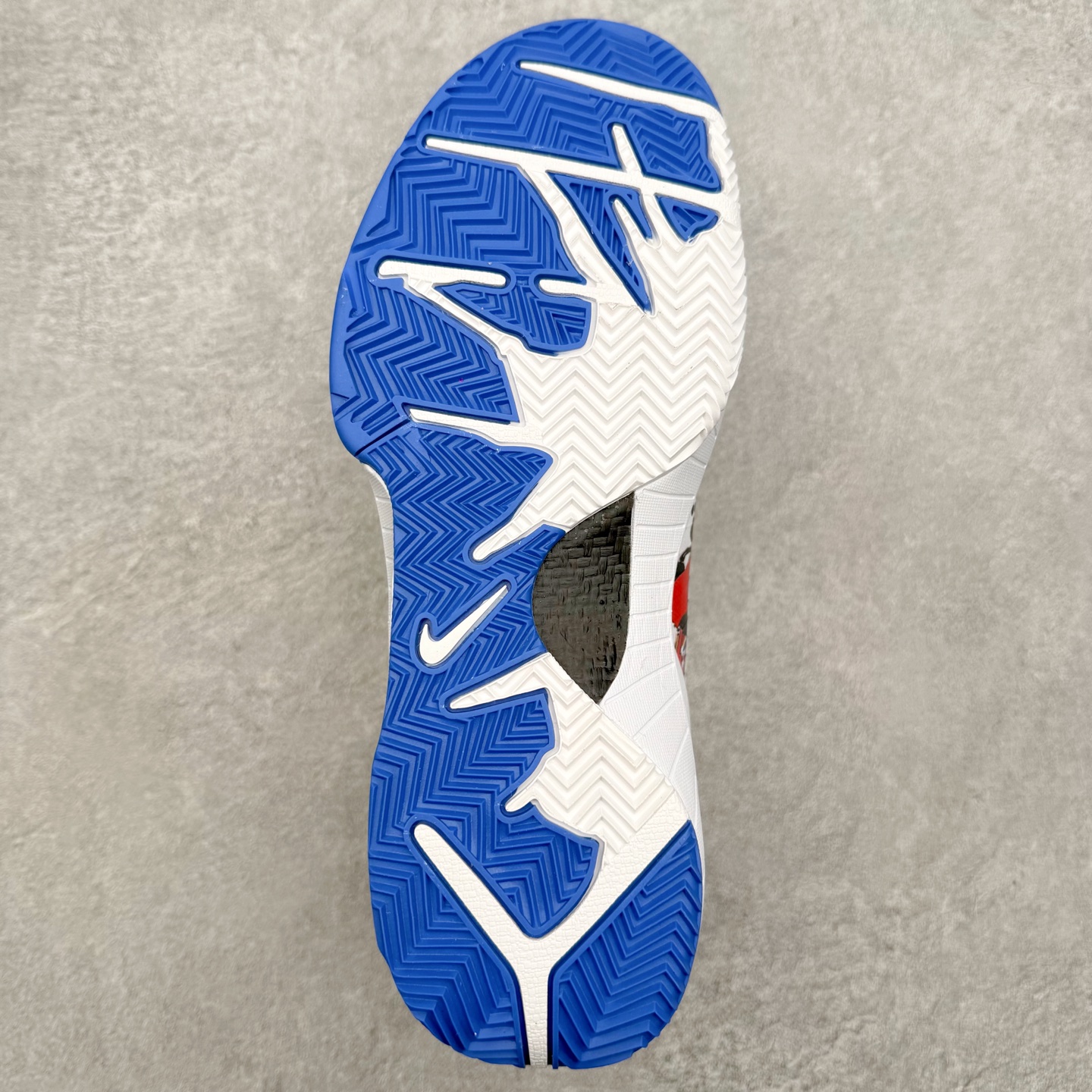 图片[9]-NK Zoom Kobe 4 Protro 科比四代实战篮球鞋 马年定制CYN配色 Eric Avar 这一次在设计中将轻盈发挥到了极致 鞋面采用了更加轻盈、更加强韧的创新的Flywire 2.0技术 球鞋重量更加轻质 重量仅为10.6盎司 内靴设计也使得穿着更加舒适 中底的配置则依日是可靠的zoom气垫和碳板的搭配 外底有个小细节令人十分喜欢 将纹路做成了心电图状 寓意科比对于篮球的喜爱 尺码：40 40.5 41 42 42.5 43 44 44.5 45 46-选品中心