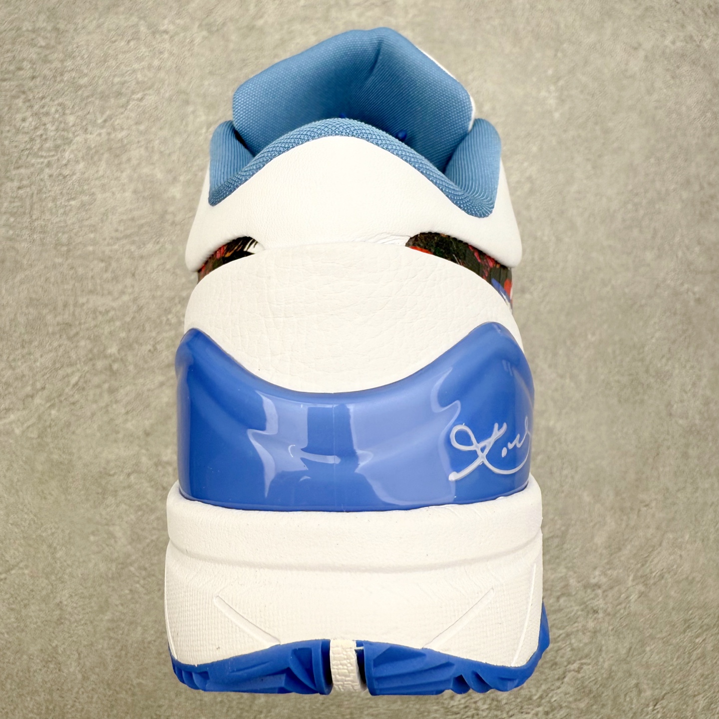 图片[8]-NK Zoom Kobe 4 Protro 科比四代实战篮球鞋 马年定制CYN配色 Eric Avar 这一次在设计中将轻盈发挥到了极致 鞋面采用了更加轻盈、更加强韧的创新的Flywire 2.0技术 球鞋重量更加轻质 重量仅为10.6盎司 内靴设计也使得穿着更加舒适 中底的配置则依日是可靠的zoom气垫和碳板的搭配 外底有个小细节令人十分喜欢 将纹路做成了心电图状 寓意科比对于篮球的喜爱 尺码：40 40.5 41 42 42.5 43 44 44.5 45 46-选品中心