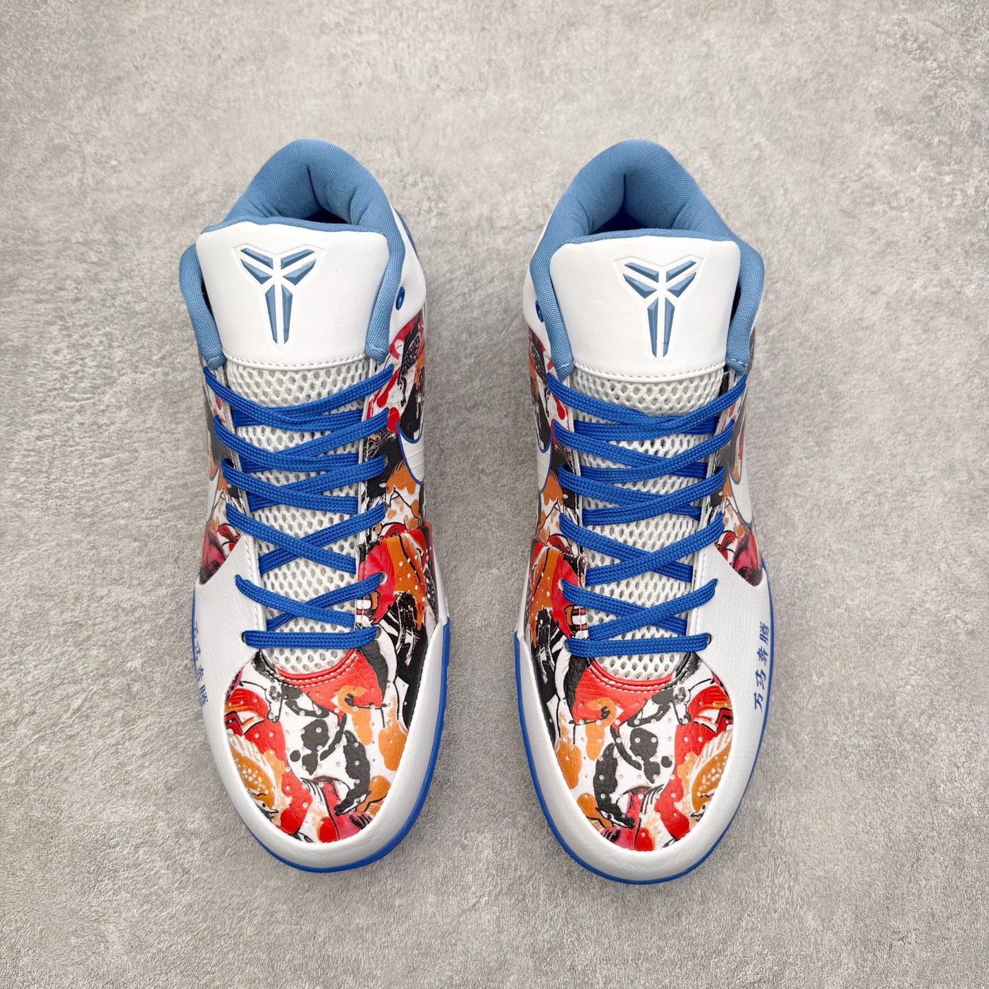 图片[2]-NK Zoom Kobe 4 Protro 科比四代实战篮球鞋 马年定制CYN配色 Eric Avar 这一次在设计中将轻盈发挥到了极致 鞋面采用了更加轻盈、更加强韧的创新的Flywire 2.0技术 球鞋重量更加轻质 重量仅为10.6盎司 内靴设计也使得穿着更加舒适 中底的配置则依日是可靠的zoom气垫和碳板的搭配 外底有个小细节令人十分喜欢 将纹路做成了心电图状 寓意科比对于篮球的喜爱 尺码：40 40.5 41 42 42.5 43 44 44.5 45 46-选品中心