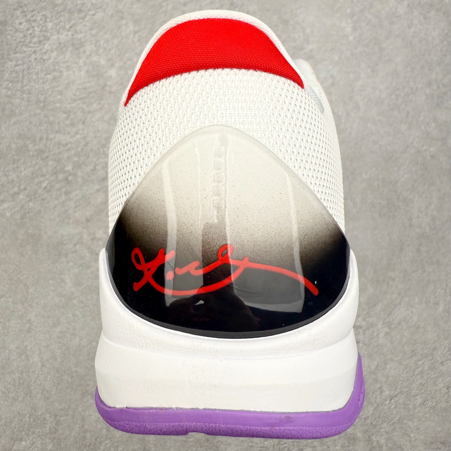 图片[8]-NK Zoom Kobe 5 Protro 科比五代实战篮球鞋 马年定制CYN配色 Eric Avar 这一次在设计中将轻盈发挥到了极致 鞋面采用了更加轻盈、更加强韧的创新的Flywire 2.0技术 球鞋重量更加轻质 重量仅为10.6盎司 内靴设计也使得穿着更加舒适 中底的配置则依日是可靠的zoom气垫和碳板的搭配 外底有个小细节令人十分喜欢 将纹路做成了心电图状 寓意科比对于篮球的喜爱 尺码：40 40.5 41 42 42.5 43 44 44.5 45 46-选品中心