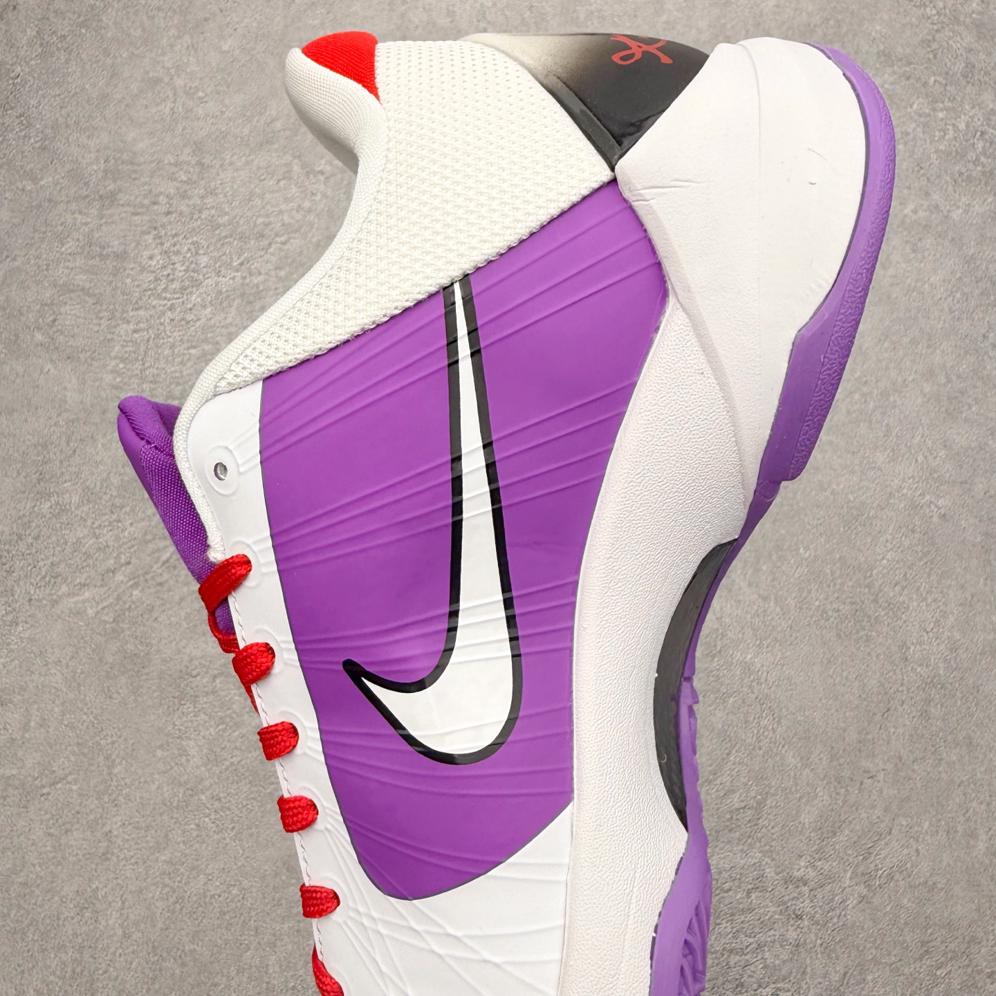 图片[7]-NK Zoom Kobe 5 Protro 科比五代实战篮球鞋 马年定制CYN配色 Eric Avar 这一次在设计中将轻盈发挥到了极致 鞋面采用了更加轻盈、更加强韧的创新的Flywire 2.0技术 球鞋重量更加轻质 重量仅为10.6盎司 内靴设计也使得穿着更加舒适 中底的配置则依日是可靠的zoom气垫和碳板的搭配 外底有个小细节令人十分喜欢 将纹路做成了心电图状 寓意科比对于篮球的喜爱 尺码：40 40.5 41 42 42.5 43 44 44.5 45 46-选品中心