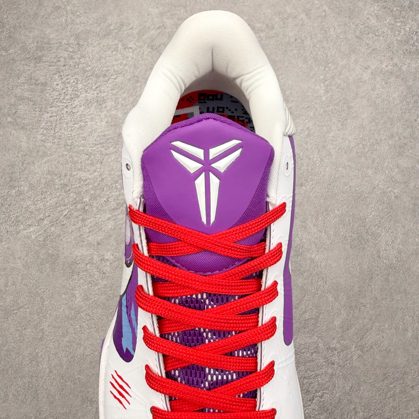 图片[5]-NK Zoom Kobe 5 Protro 科比五代实战篮球鞋 马年定制CYN配色 Eric Avar 这一次在设计中将轻盈发挥到了极致 鞋面采用了更加轻盈、更加强韧的创新的Flywire 2.0技术 球鞋重量更加轻质 重量仅为10.6盎司 内靴设计也使得穿着更加舒适 中底的配置则依日是可靠的zoom气垫和碳板的搭配 外底有个小细节令人十分喜欢 将纹路做成了心电图状 寓意科比对于篮球的喜爱 尺码：40 40.5 41 42 42.5 43 44 44.5 45 46-选品中心