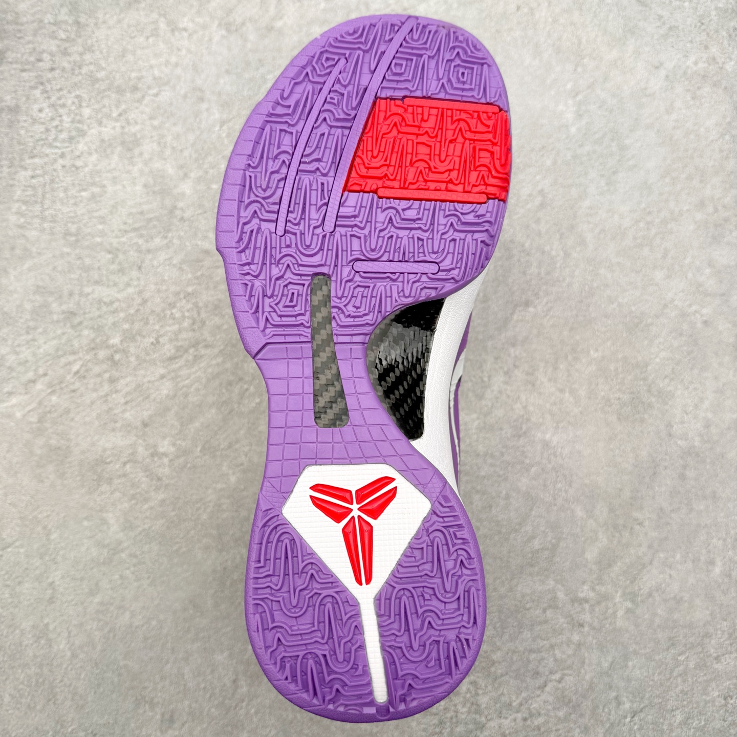 图片[9]-NK Zoom Kobe 5 Protro 科比五代实战篮球鞋 马年定制CYN配色 Eric Avar 这一次在设计中将轻盈发挥到了极致 鞋面采用了更加轻盈、更加强韧的创新的Flywire 2.0技术 球鞋重量更加轻质 重量仅为10.6盎司 内靴设计也使得穿着更加舒适 中底的配置则依日是可靠的zoom气垫和碳板的搭配 外底有个小细节令人十分喜欢 将纹路做成了心电图状 寓意科比对于篮球的喜爱 尺码：40 40.5 41 42 42.5 43 44 44.5 45 46-选品中心