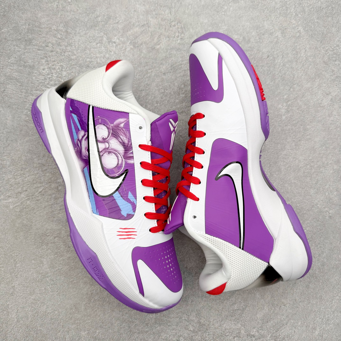 图片[3]-NK Zoom Kobe 5 Protro 科比五代实战篮球鞋 马年定制CYN配色 Eric Avar 这一次在设计中将轻盈发挥到了极致 鞋面采用了更加轻盈、更加强韧的创新的Flywire 2.0技术 球鞋重量更加轻质 重量仅为10.6盎司 内靴设计也使得穿着更加舒适 中底的配置则依日是可靠的zoom气垫和碳板的搭配 外底有个小细节令人十分喜欢 将纹路做成了心电图状 寓意科比对于篮球的喜爱 尺码：40 40.5 41 42 42.5 43 44 44.5 45 46-选品中心