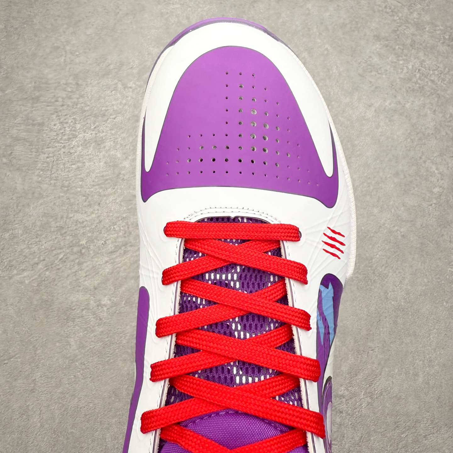 图片[4]-NK Zoom Kobe 5 Protro 科比五代实战篮球鞋 马年定制CYN配色 Eric Avar 这一次在设计中将轻盈发挥到了极致 鞋面采用了更加轻盈、更加强韧的创新的Flywire 2.0技术 球鞋重量更加轻质 重量仅为10.6盎司 内靴设计也使得穿着更加舒适 中底的配置则依日是可靠的zoom气垫和碳板的搭配 外底有个小细节令人十分喜欢 将纹路做成了心电图状 寓意科比对于篮球的喜爱 尺码：40 40.5 41 42 42.5 43 44 44.5 45 46-选品中心