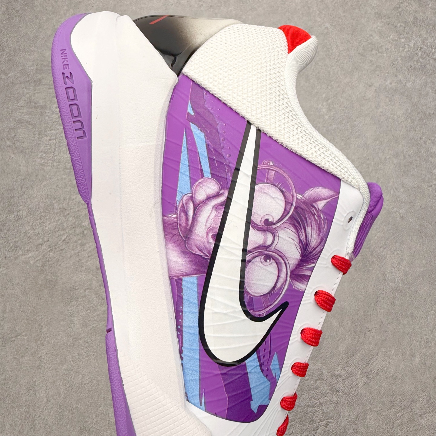 图片[6]-NK Zoom Kobe 5 Protro 科比五代实战篮球鞋 马年定制CYN配色 Eric Avar 这一次在设计中将轻盈发挥到了极致 鞋面采用了更加轻盈、更加强韧的创新的Flywire 2.0技术 球鞋重量更加轻质 重量仅为10.6盎司 内靴设计也使得穿着更加舒适 中底的配置则依日是可靠的zoom气垫和碳板的搭配 外底有个小细节令人十分喜欢 将纹路做成了心电图状 寓意科比对于篮球的喜爱 尺码：40 40.5 41 42 42.5 43 44 44.5 45 46-选品中心